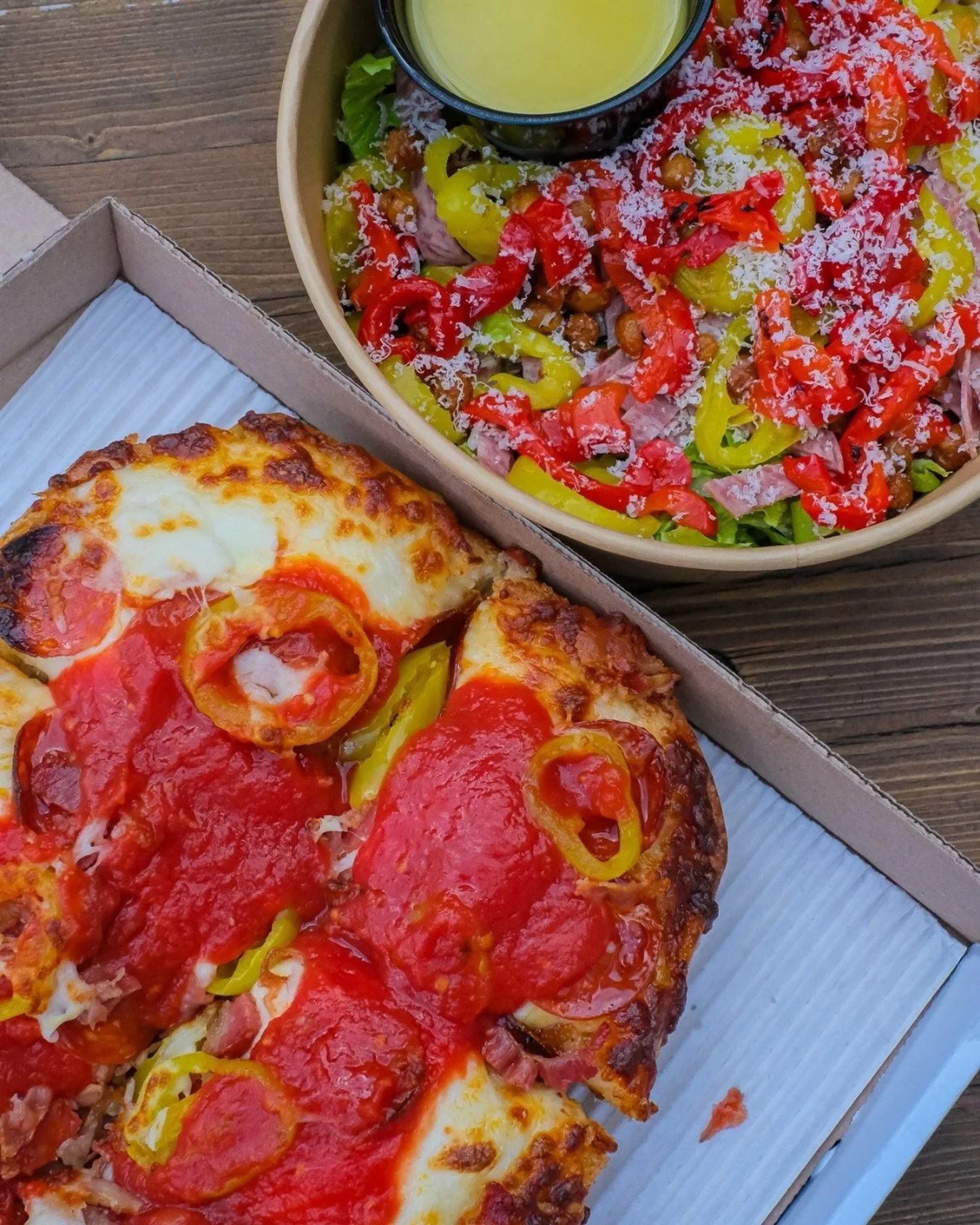 The perfect pair 🤌🏻

🍕: Bacon, Banana Pepper, &amp; Ezzo Pepperoni Detroit 
🥗:Chopped Salad