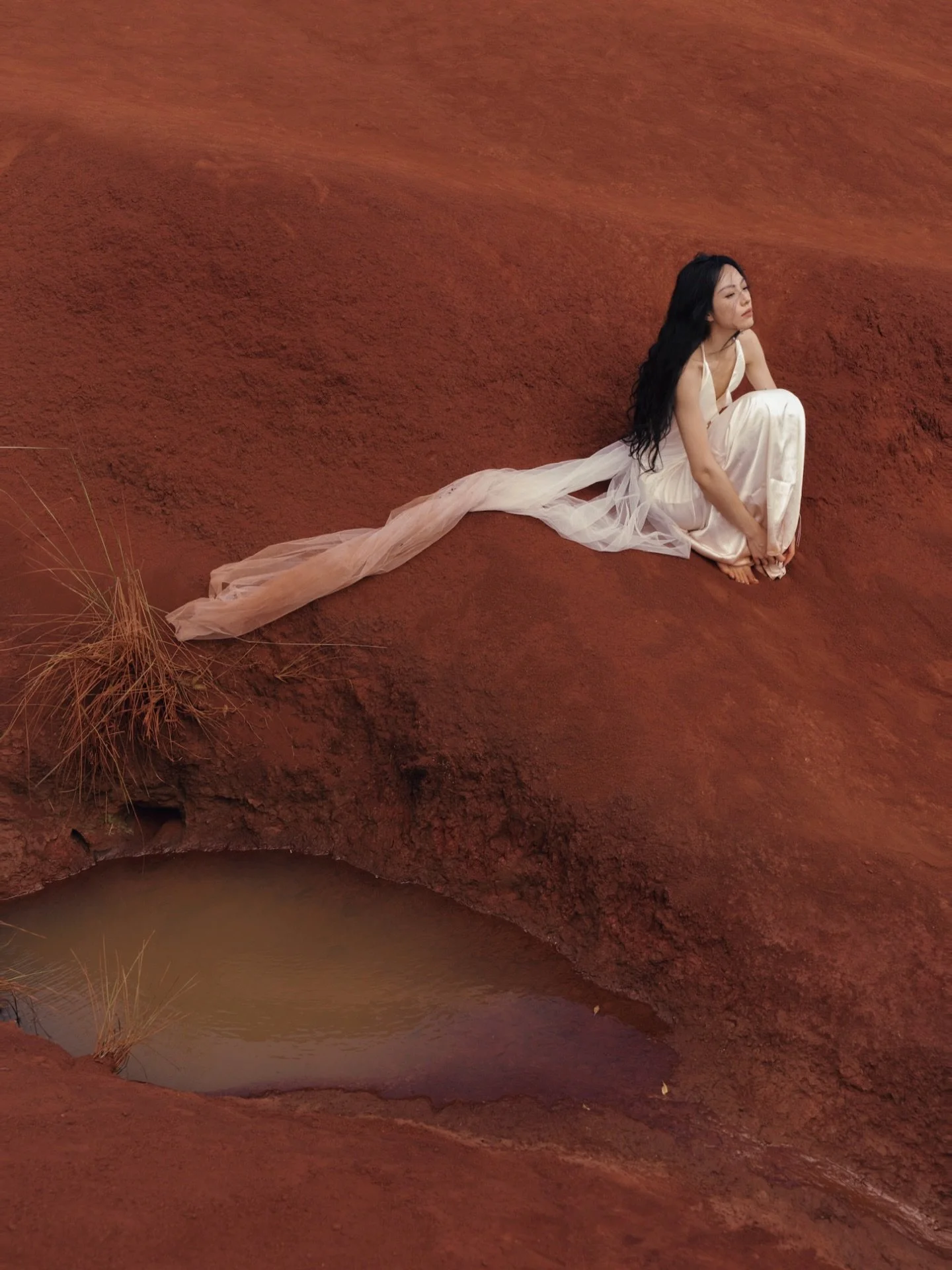 Minimal vows. Maximal world.

- in Kauai, Hawaii with @roroo.2046 

#elopement #elopementphotography #elopementinspiration #hawaiielopement