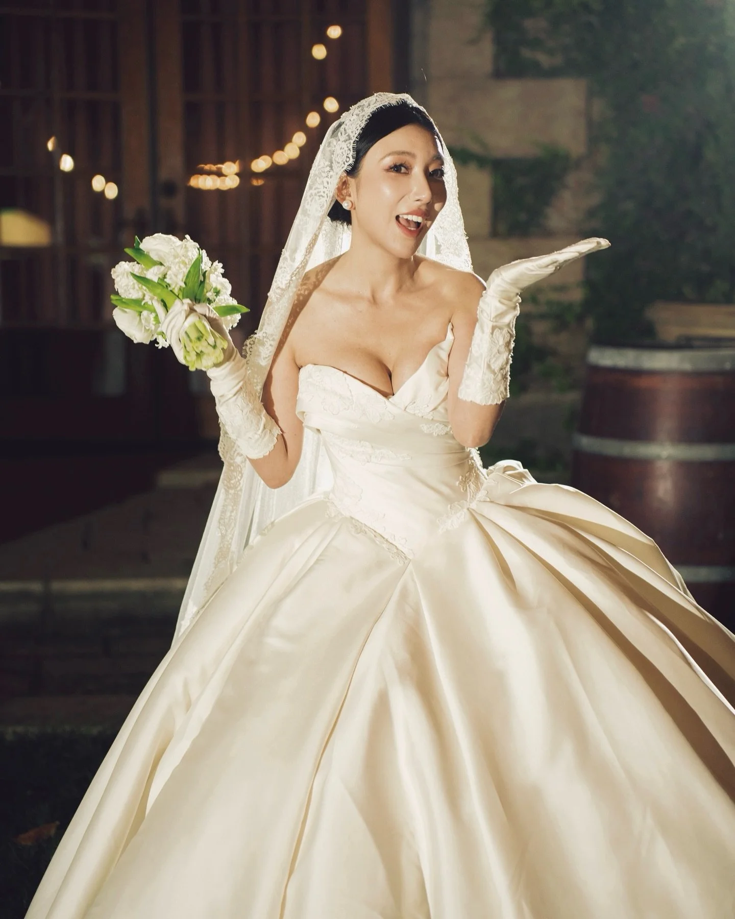 Vows, Vines and Vintage.

MUA | @jenniemakeupstudio 
Floral | @unifloral_us 
Venue | @vsattui 
Video | @starstarfilm 
Photo | @anotherday.wedding 

#californiaweddingphotographer 
#napawedding 
#winerywedding