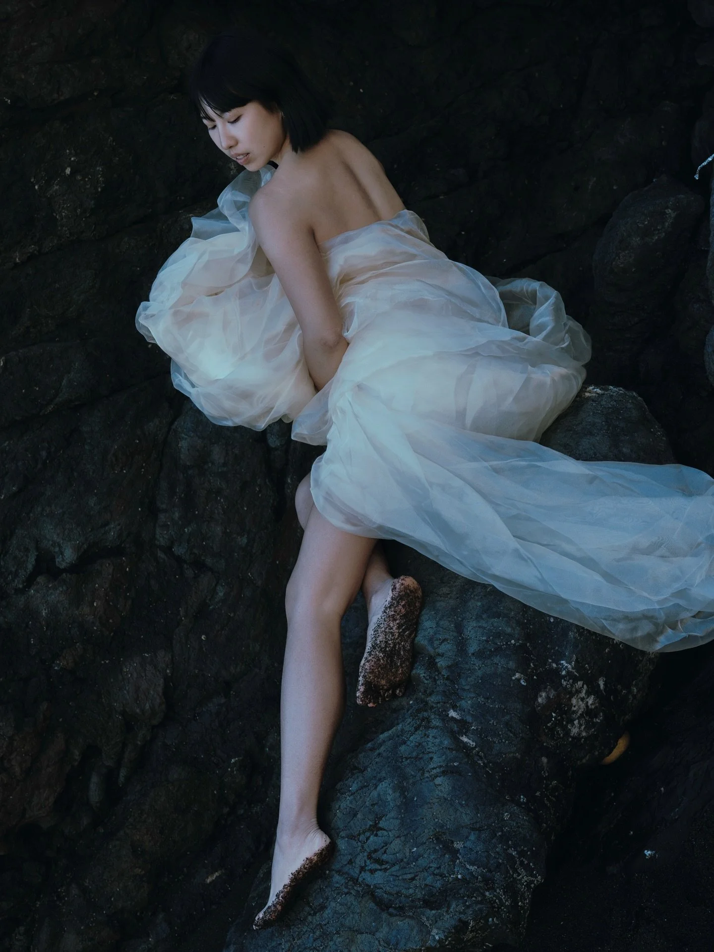 Standing firm, flowing free.
&middot;
&middot;
🌊🐚🏹

To Erin, the bride dared to dream, then dared to be. You set yourself free and in doing so, freed my creativity. 

This portrait is a testament to your extraordinary spirit🤍🌬️

Photo/Styling @a