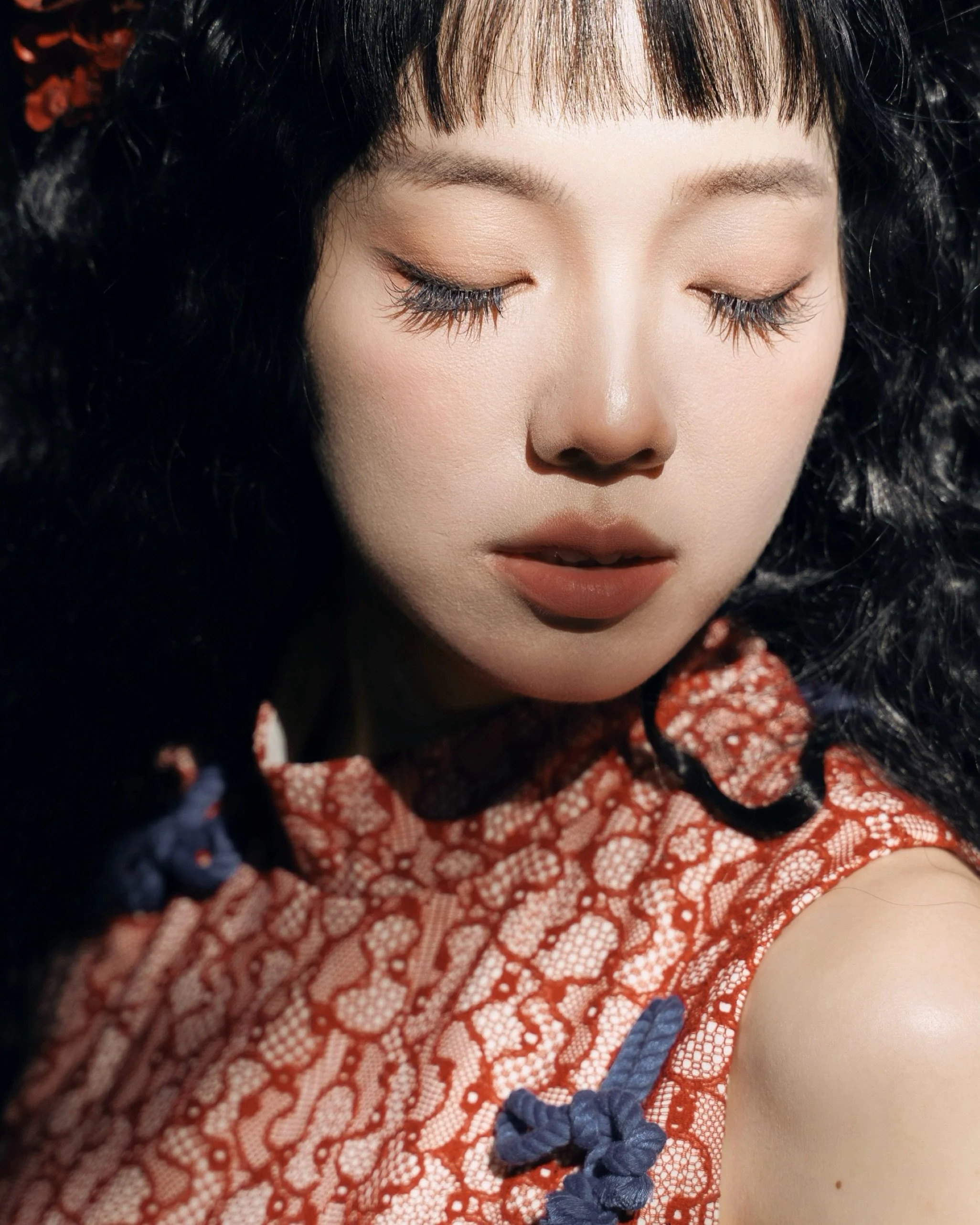 The Knot 🏮

Makeup &amp; Styling | @jenniemakeupstudio 
Model | @yunyunzhuzhu 
Photo | @anotherday.wedding 

#NewChineseStyle #ChineseKnot #ModernOriental #新中式