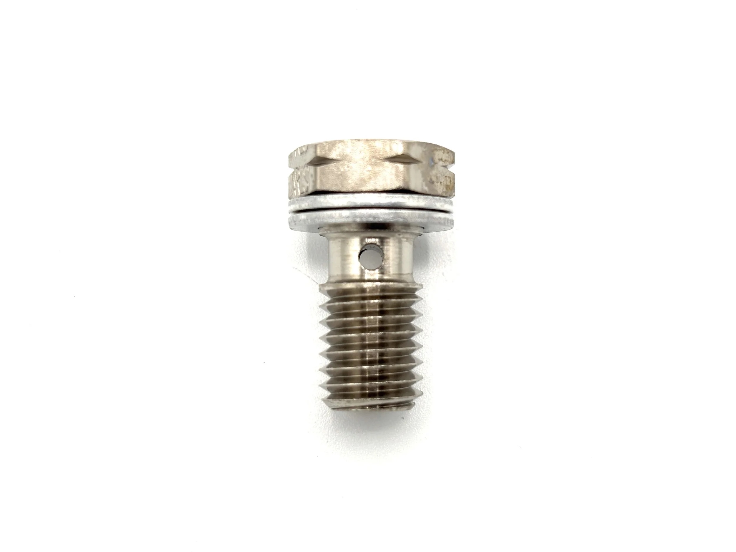 Earl's M10 × 1.5 steel banjo bolt for 8mm banjo height. Silver in color.
