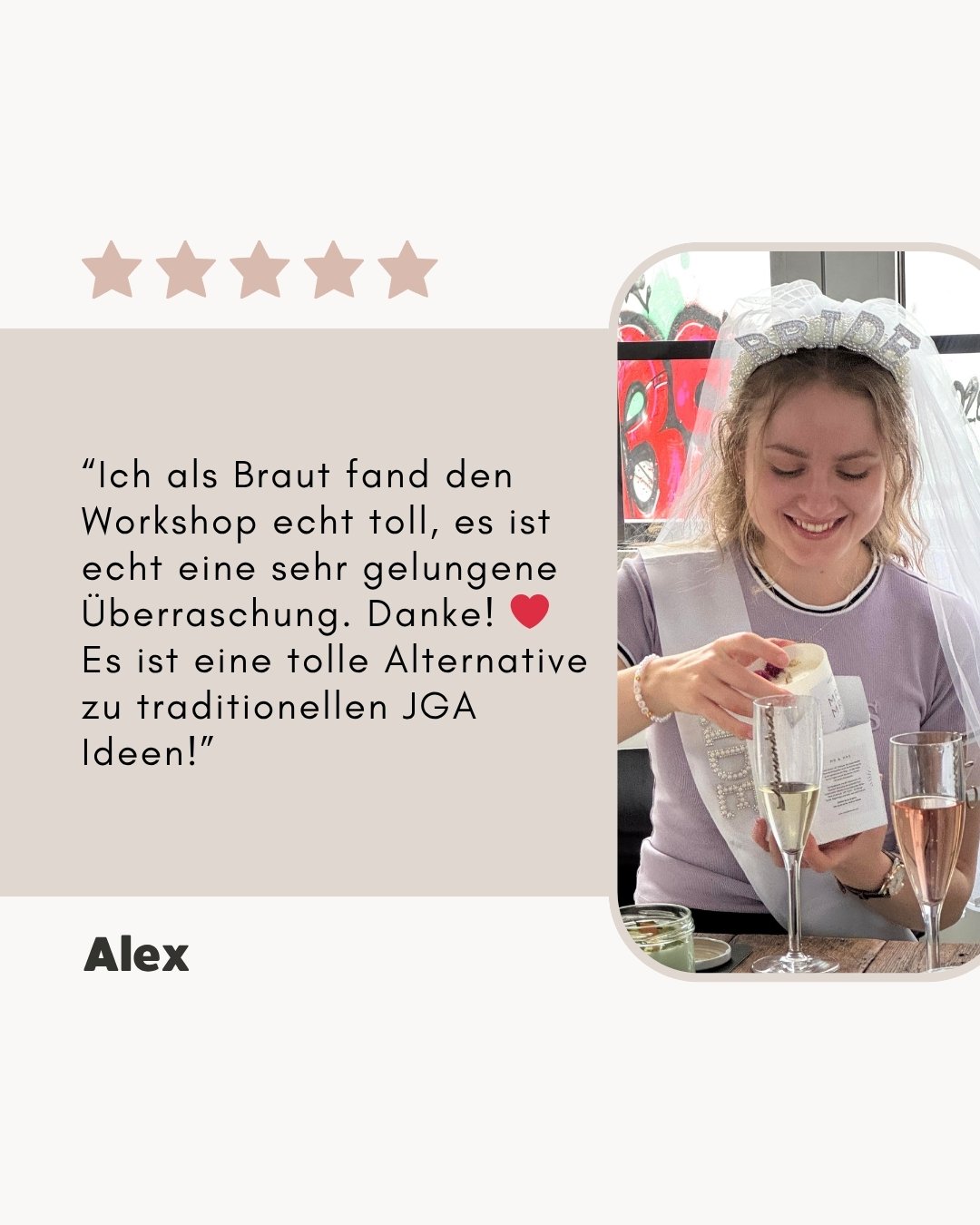 JGA-Workshop-Teilnehmerin und zukünftige Braut sieht lächelnd auf ihre selbst gemachte Kerze.