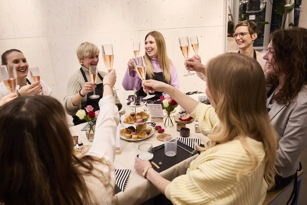 Candle Crew_Kerzen gießen Sekt.jpg