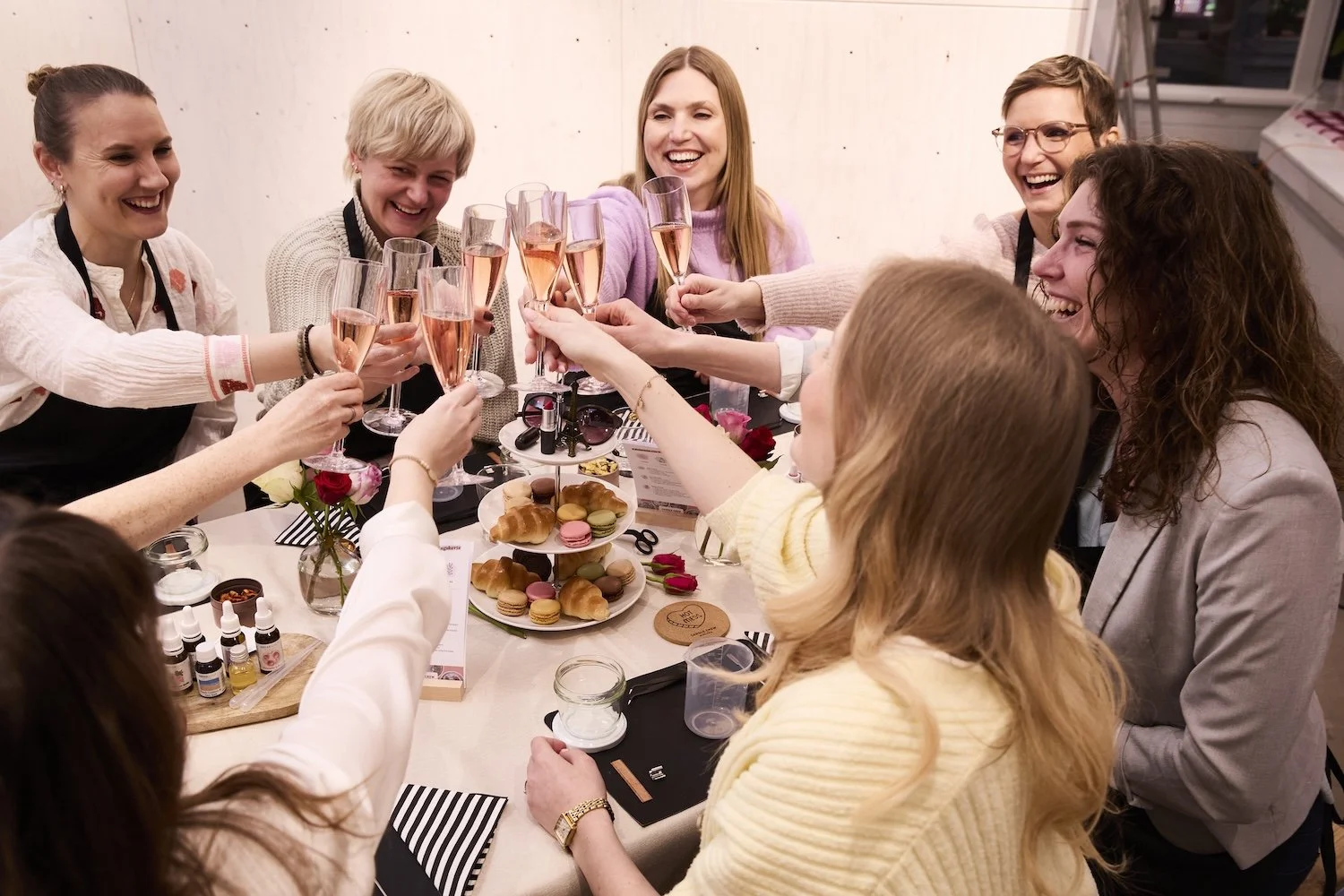 Candle Crew_Kerzen Workshop_Sekt Snacks.jpg
