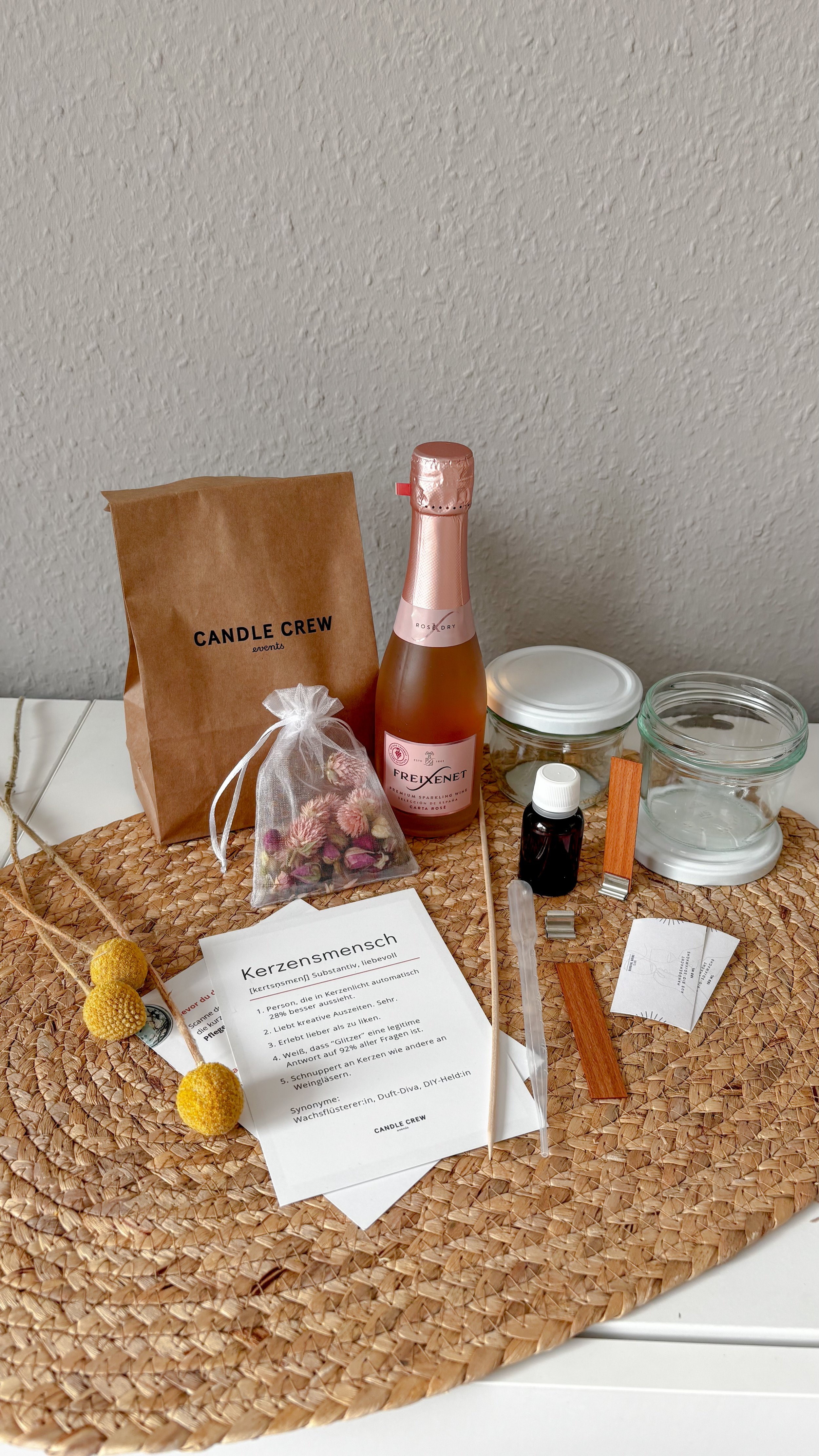 Die Materialien der DIY-Box für selbstgemachte Kerzen und Dekoration.