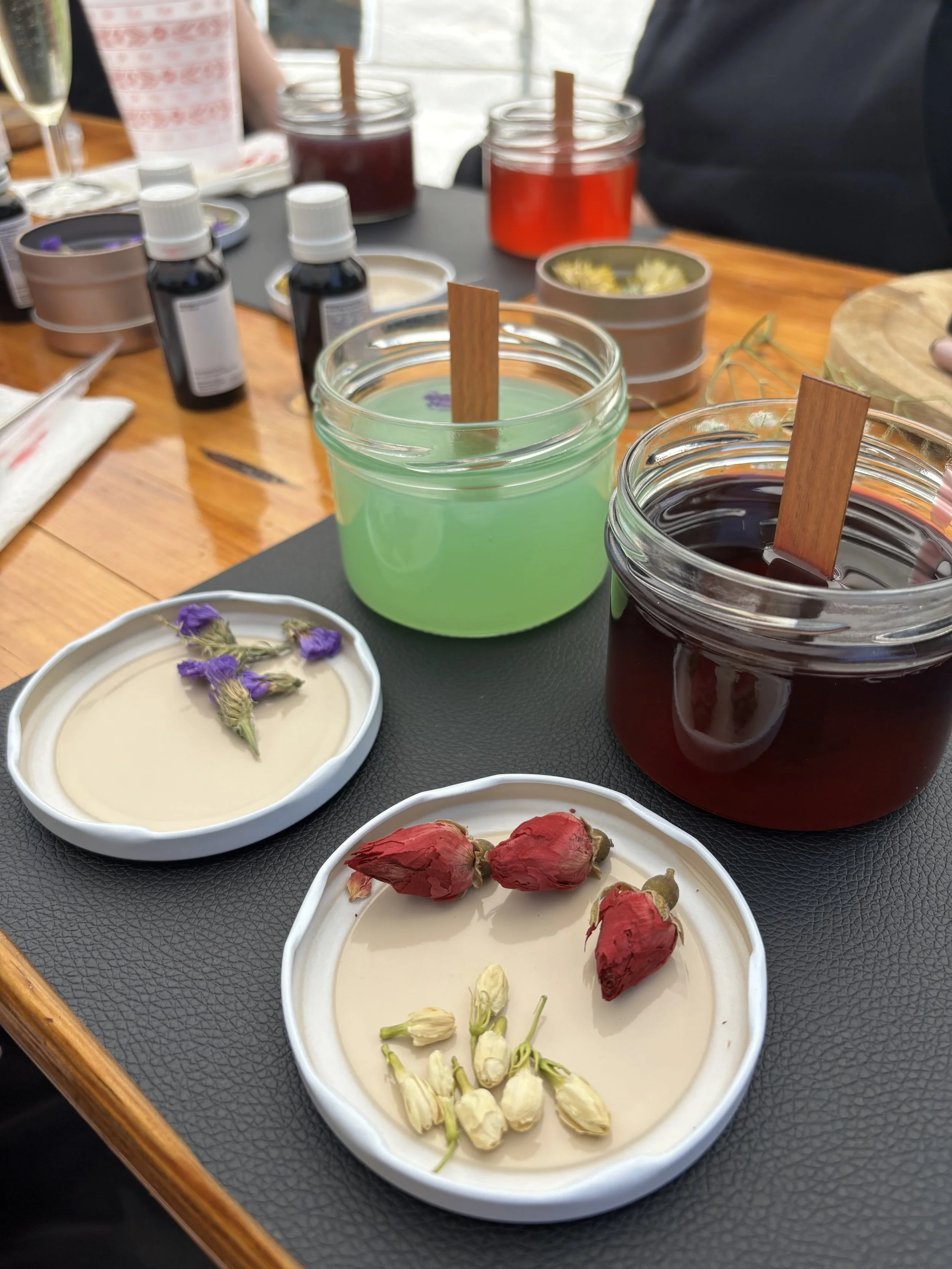 Kerzen aus dem DIY-Workshop der CandleCrew beim Aushärten.