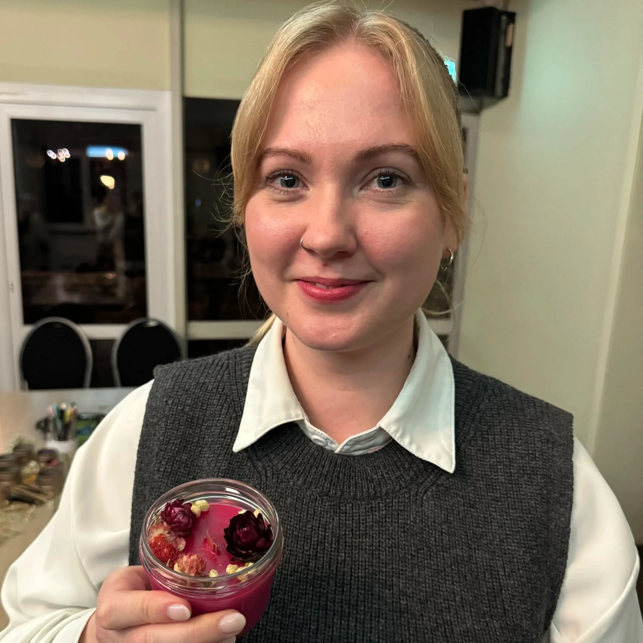 Kerzenworkshop-Teilnehmerin Pia