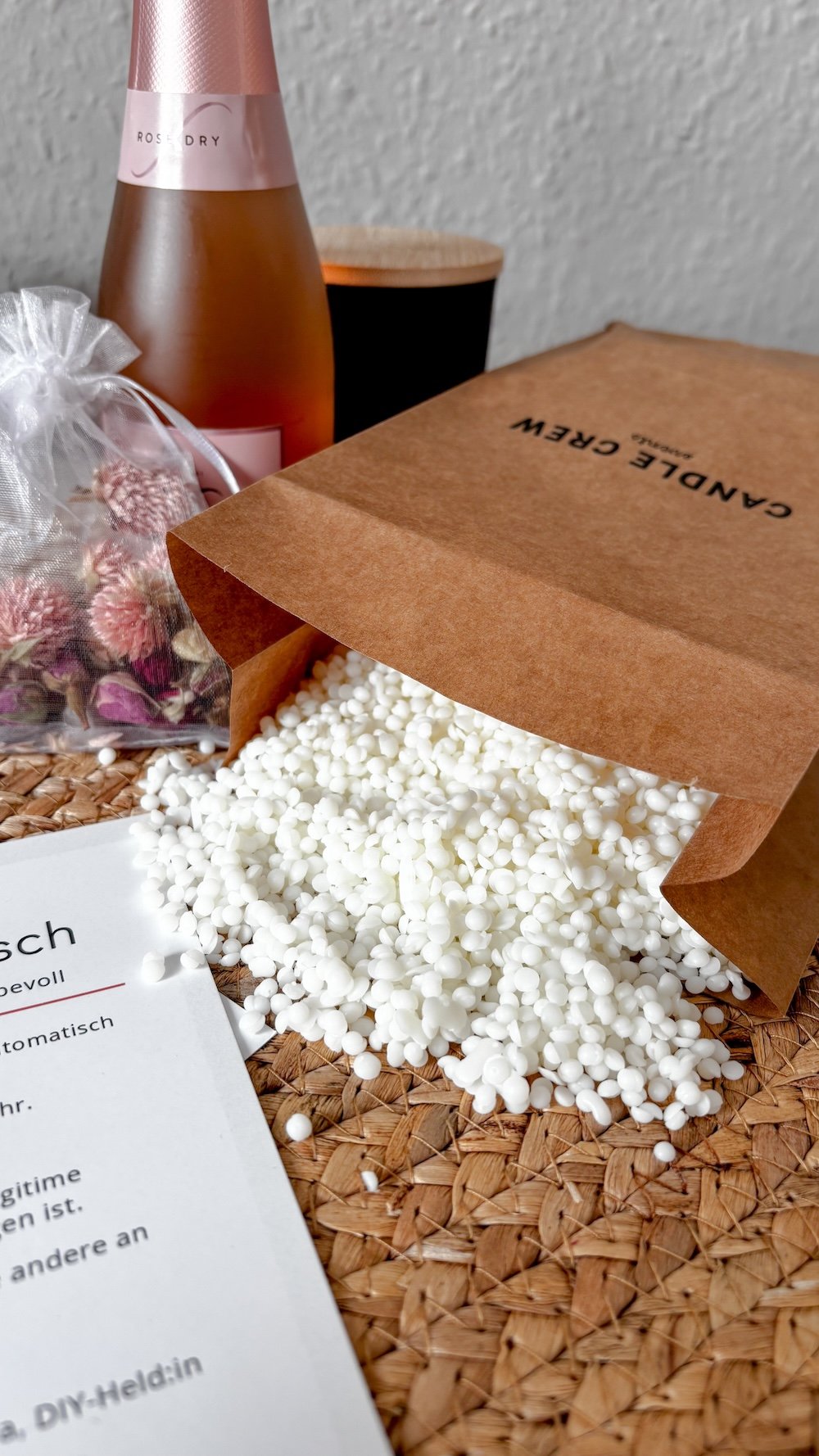 Die DIY-Box der Candle Crew mit einem Set zum Kerzen selbst gießen liegt auf einem Tisch.