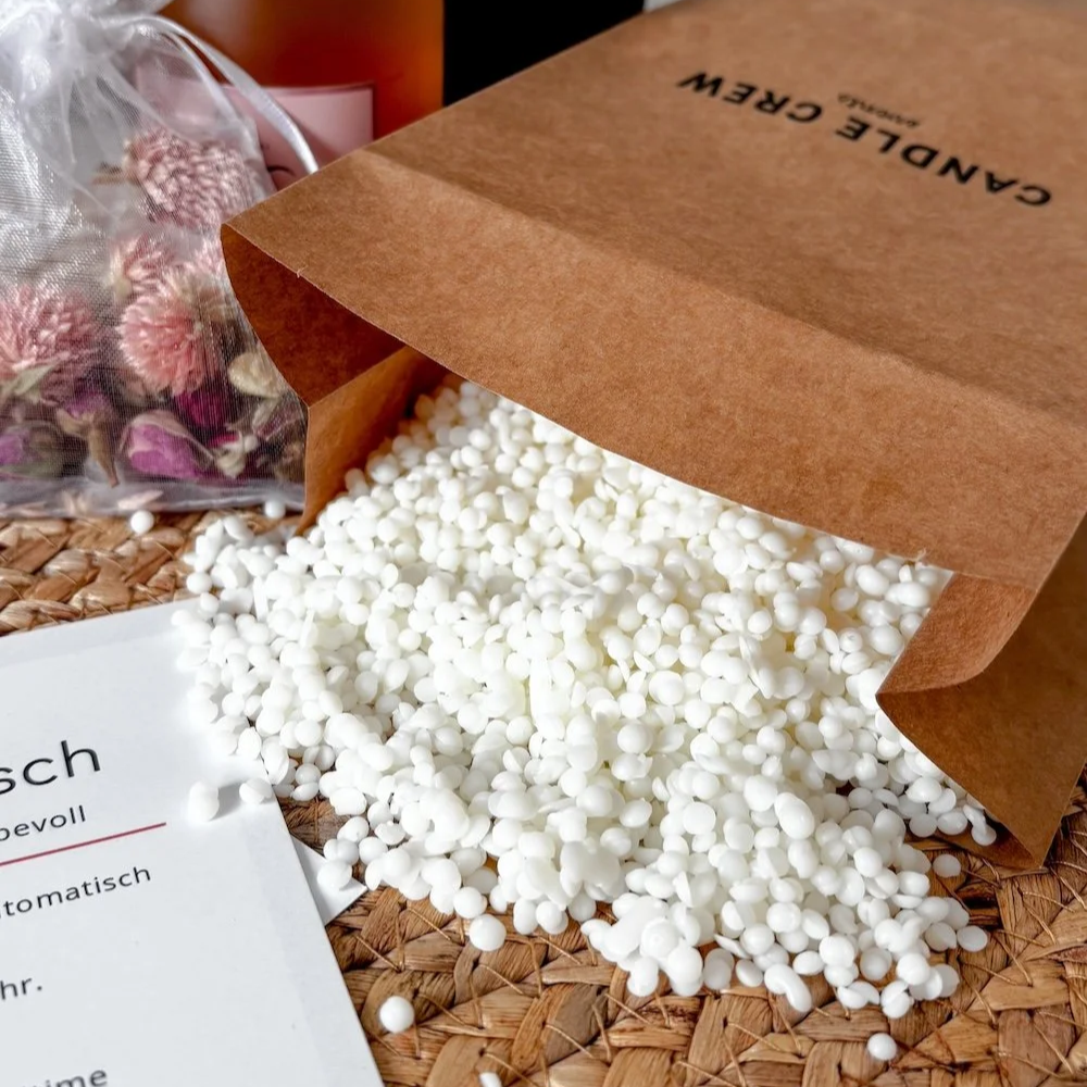 Die Candles & Cheers DIY Box mit Kerzenset, Sekt und Grußbotschaft der CandleCrew.