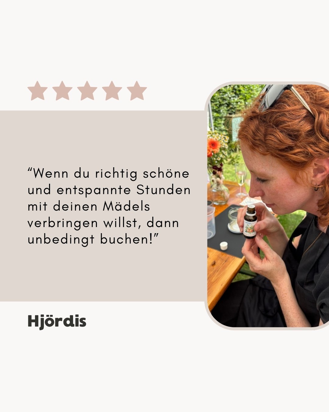 JGA-Workshop-Teilnehmerin Hjördis sitzt an einem Holztisch.