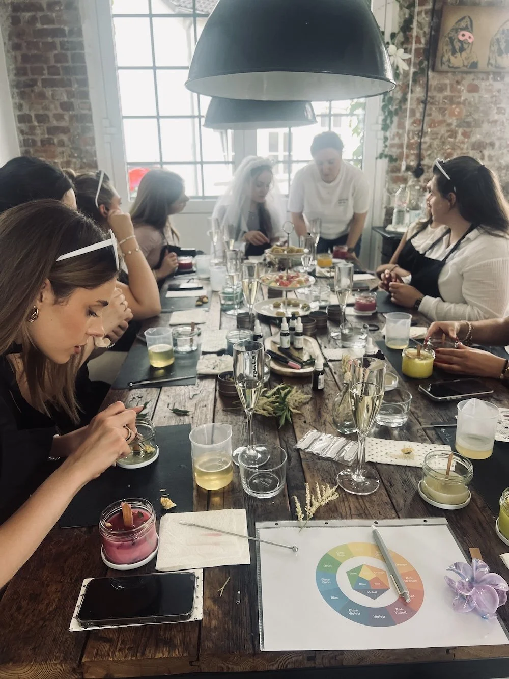 Eine JGA-Gruppe sitzt in einem kreativen DIY-Workshop der CandleCrew.