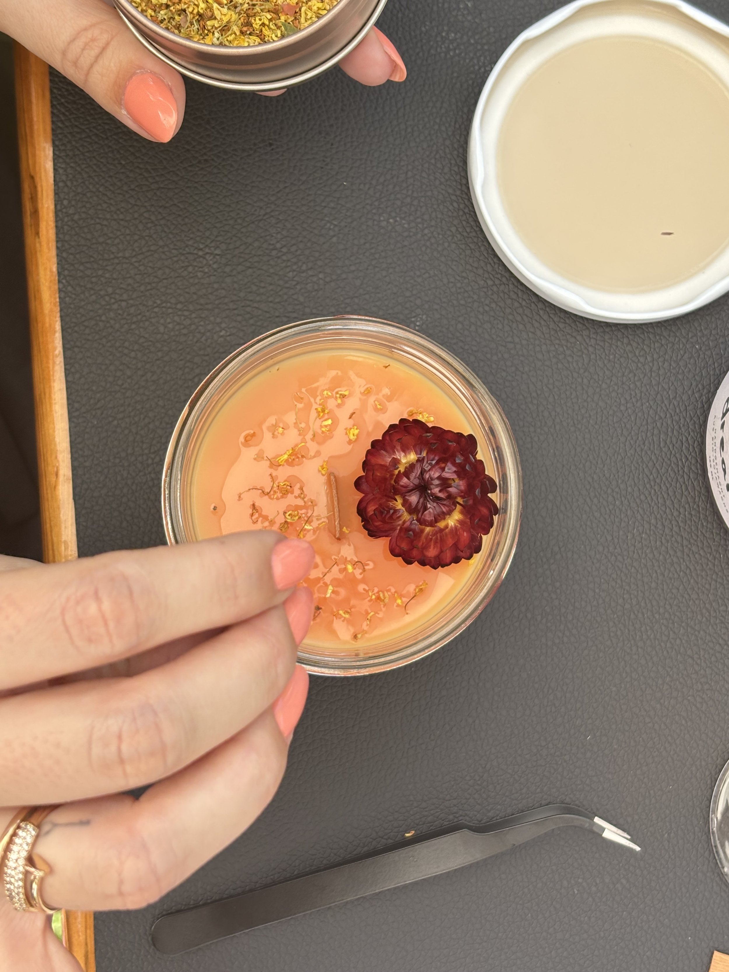 Eine selbst gemachte Kerze aus dem DIY-Workshop der CandleCrew.