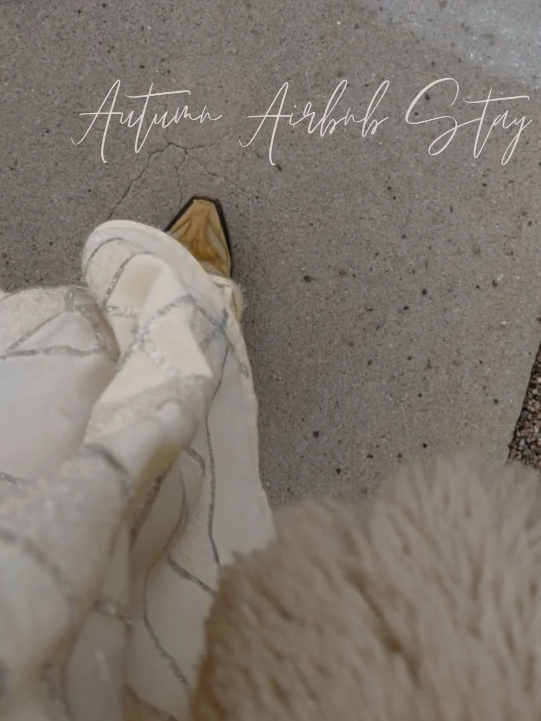 Spent the weekend in a little slice of fall heaven. Tucked away in the most luxurious Airbnb @theprescotttreehouse &mdash;Morning mountain air, warm coffee and hot chocolate, a cozy fireplace, Western treasure hunting, small town steakhouses, country