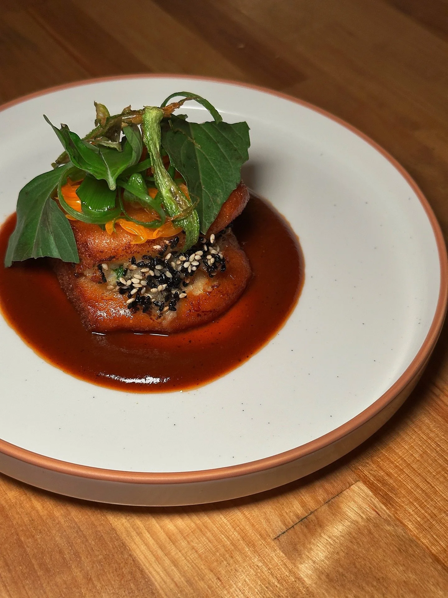 🦐 Where a steamed bao bun becomes shrimp toast.
𝘨𝘶𝘮𝘣𝘰 𝘴𝘱𝘪𝘤𝘦𝘴, 𝘰𝘬𝘳𝘢, 𝘥𝘶𝘬𝘦’𝘴 𝘮𝘢𝘺𝘰, 𝘴𝘸𝘦𝘦𝘵 𝘤𝘩𝘪𝘭𝘪 𝘱𝘦𝘱𝘱𝘦𝘳
And, fall mocktails have landed! Kindling’s decadent brown butter foam should go on everything.