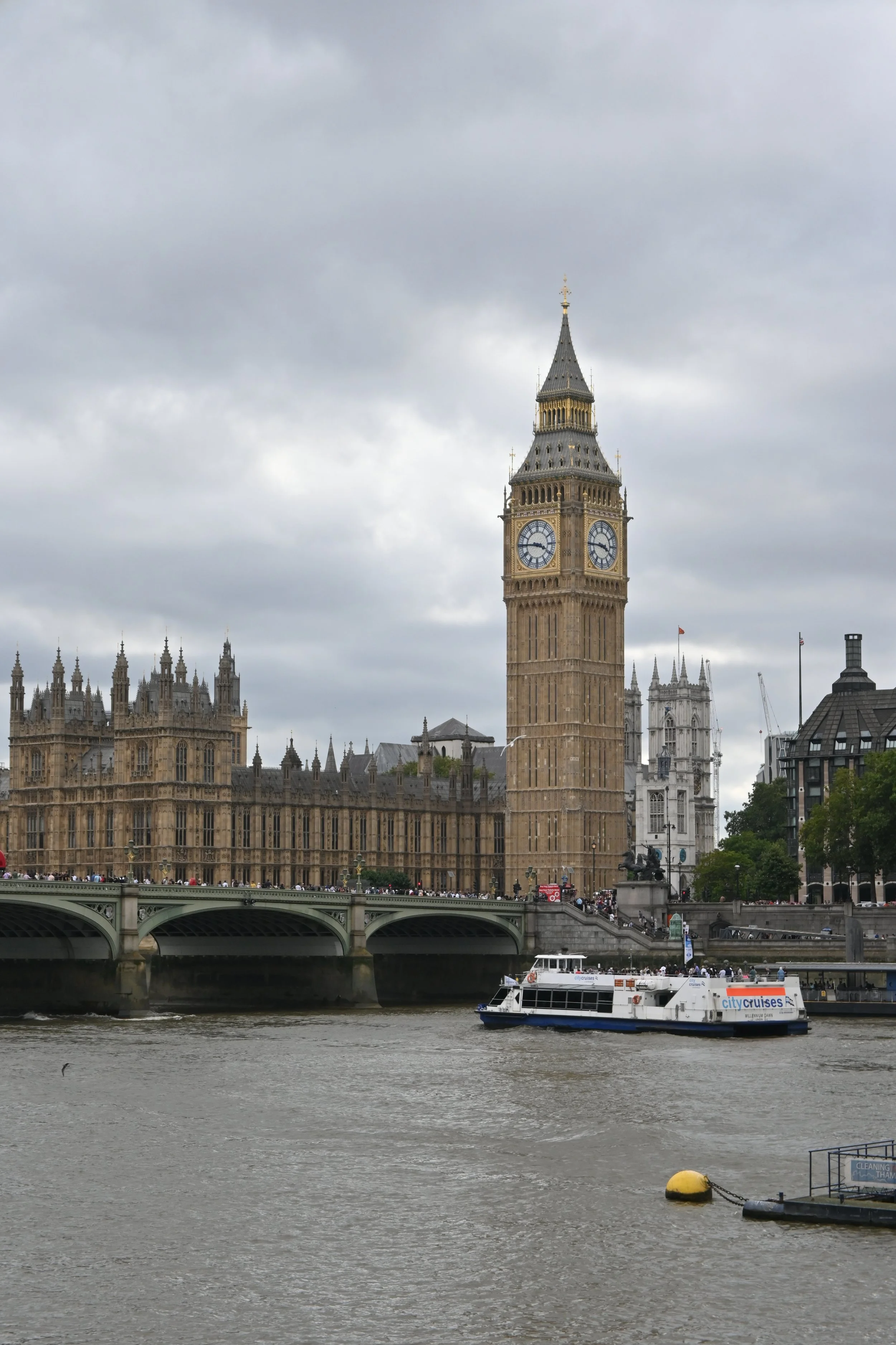 Vista di Big Ben, il campanile dell'Abbazia di Westminster, a Londra con il fiume Tamigi in primo piano e barche navigando.