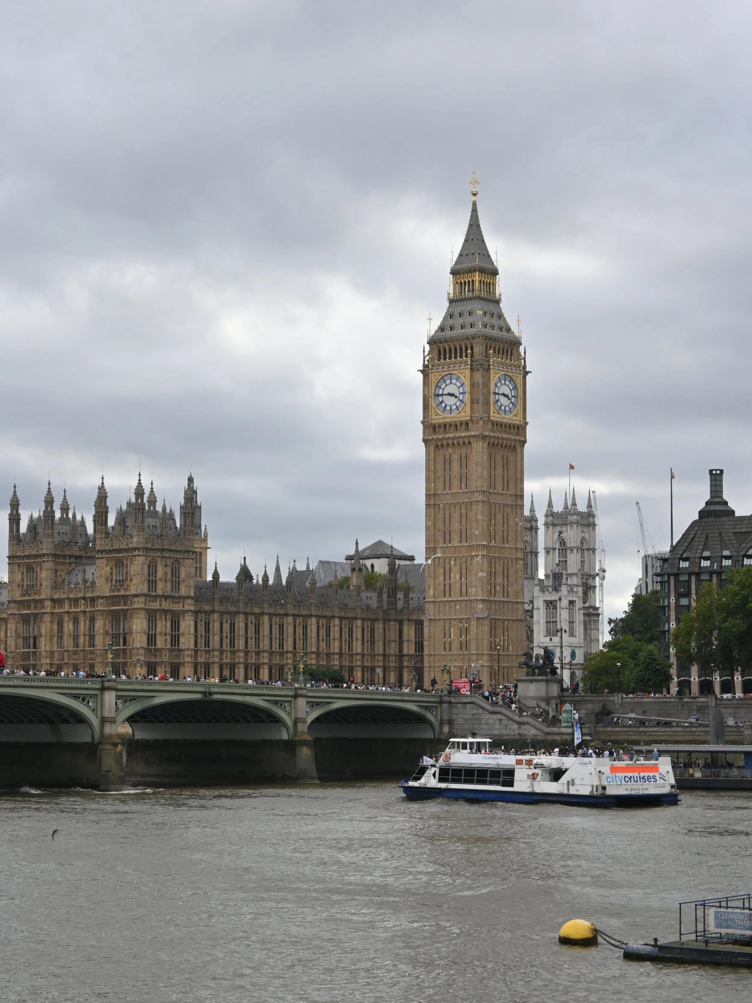 Il Big Ben e il Parlamento di Londra visti dal fiume.