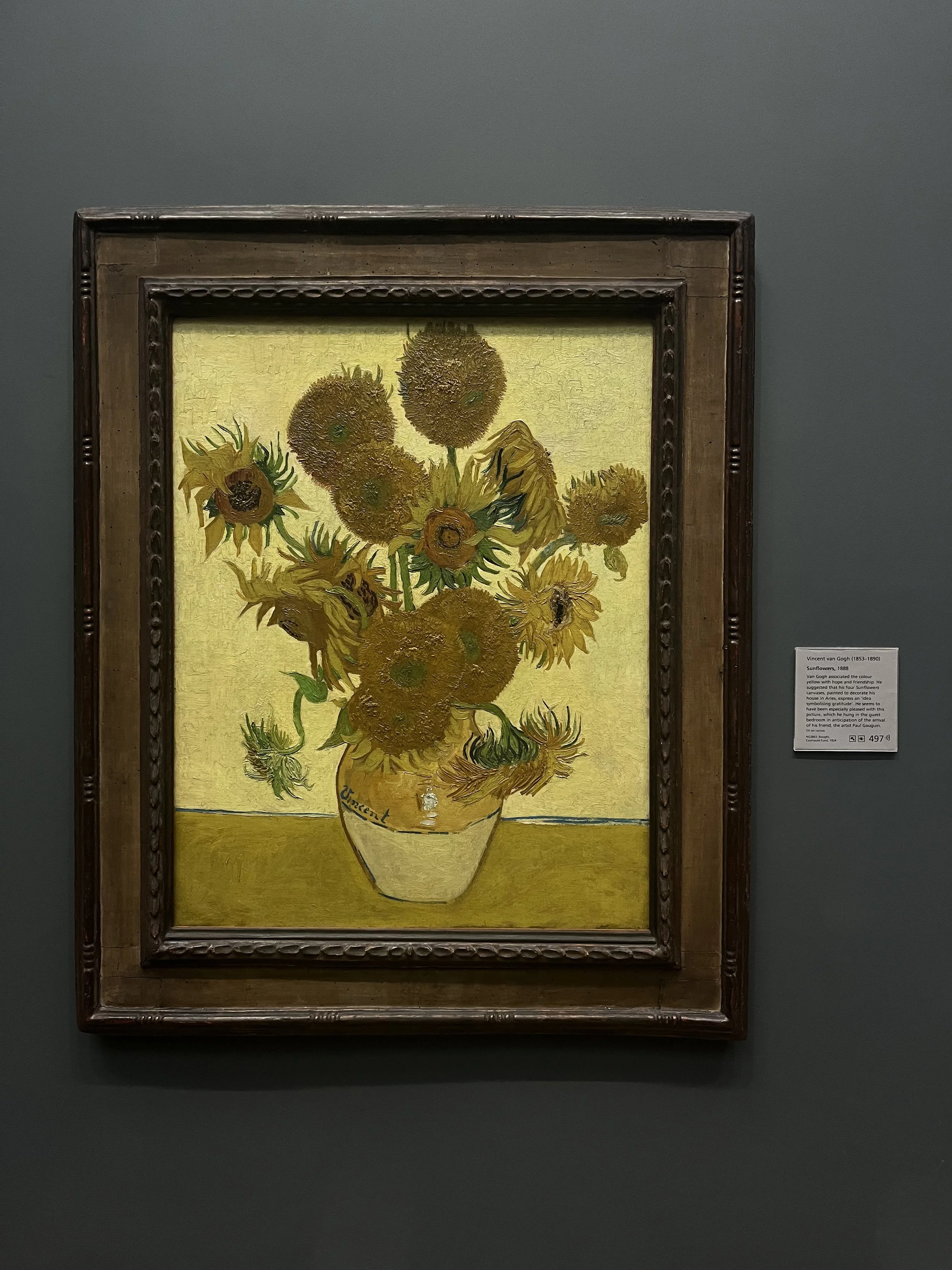 Dipinto di Vincent van Gogh di un mazzo di girasoli in un vaso, con uno sfondo giallo. Alla National Gallery di Londra