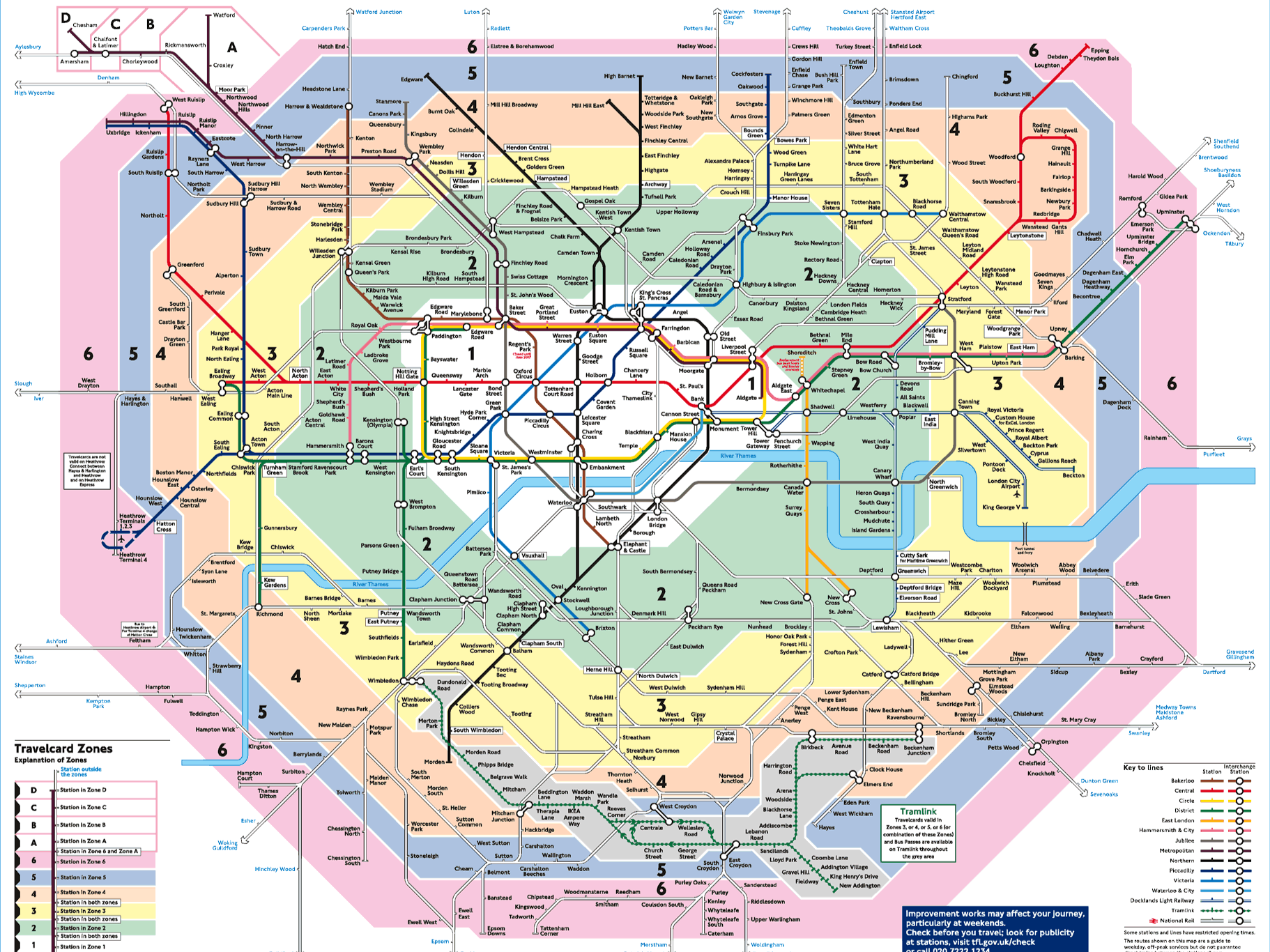 Mappa dettagliata della metropolitana di Londra con diverse linee di trasporto di colori differenti e zone di percorso evidenziate.