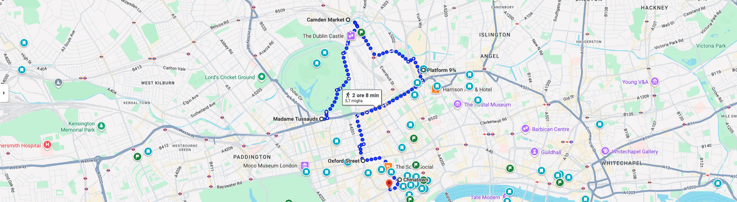 Mappa di Londra con percorso a piedi in blu che passa per punti di interesse come Camden Market, Chinatown, Oxford Street, e il Queensway, con indicazioni di tempo e distanza