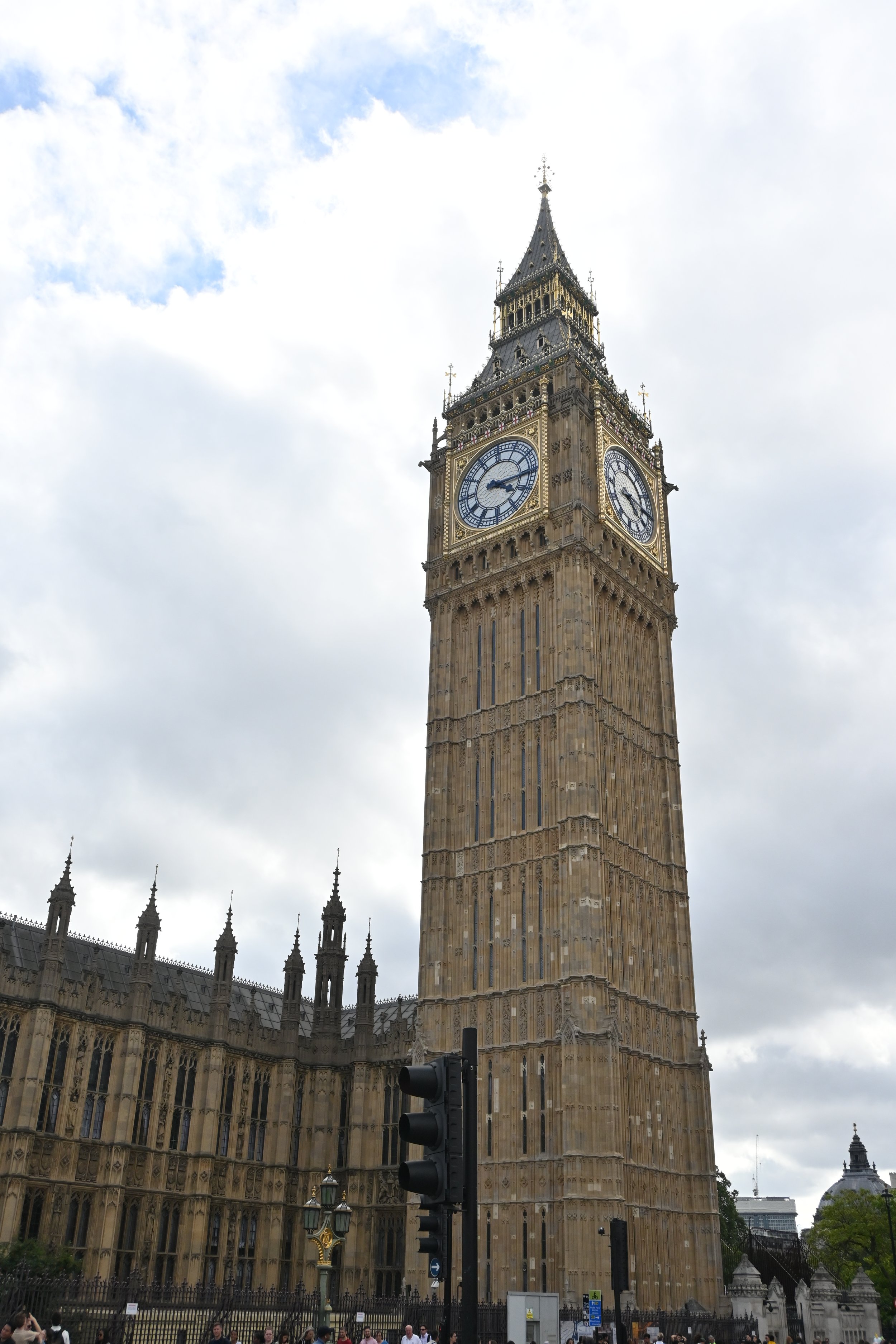 Il Big Ben a Londra, con orologio e dettagli architettonici gotici, sotto un cielo nuvoloso.