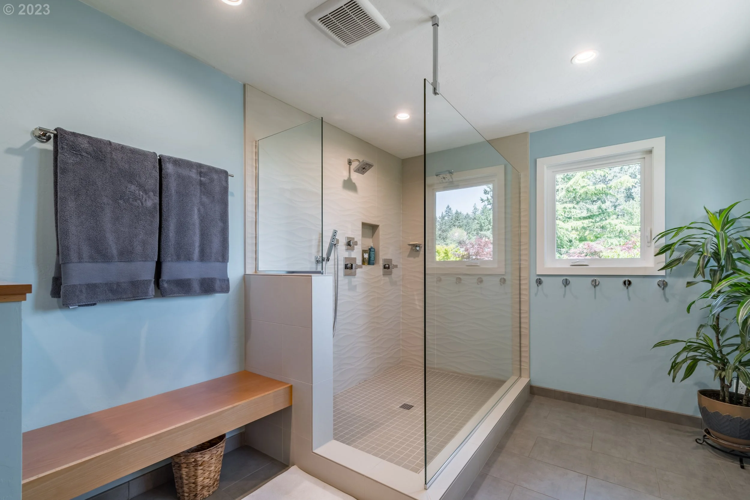 luxury large shower.jpg