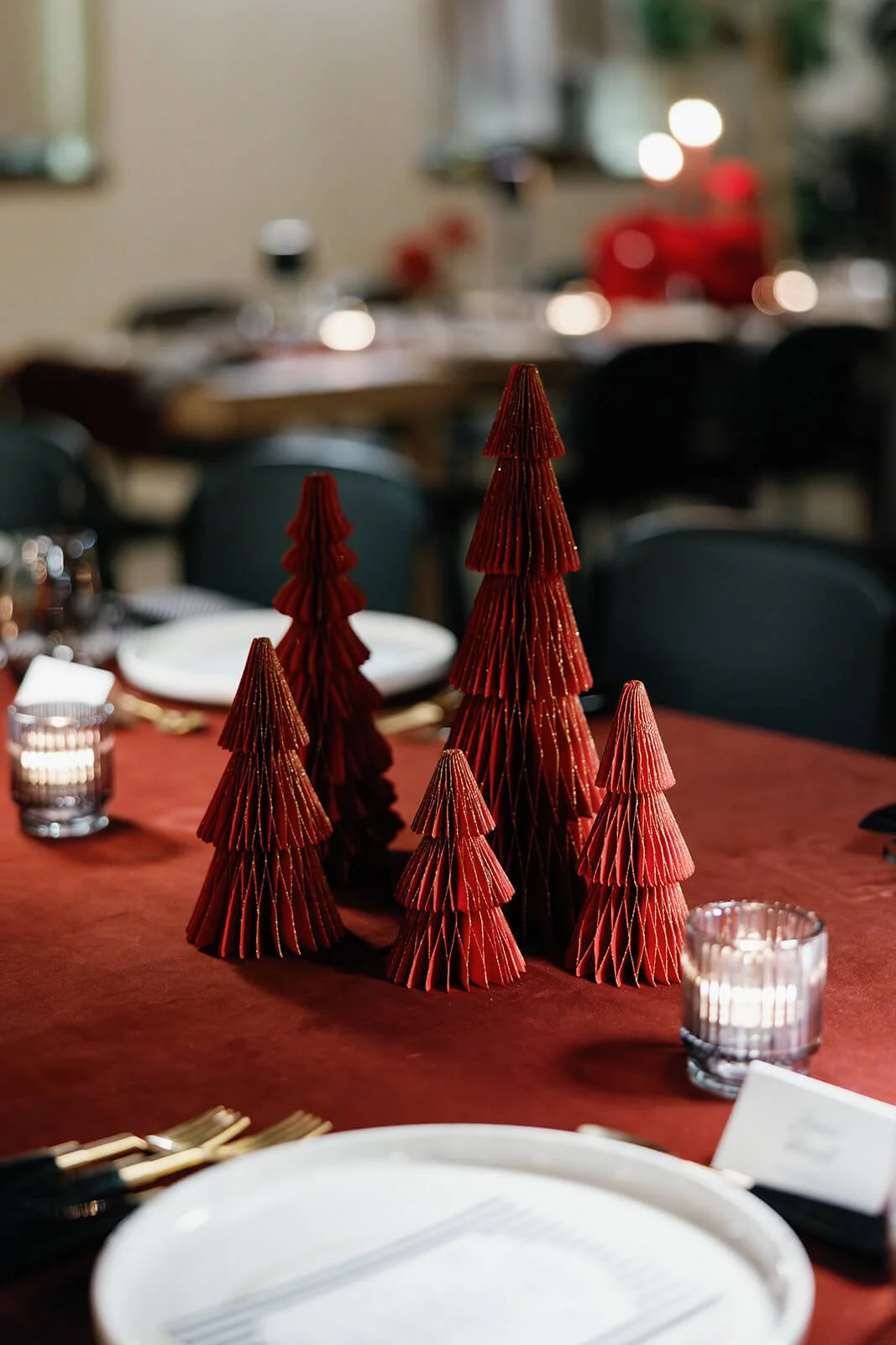 03-red-black-holiday-party-table-steady-pour-minneapolis-laine-palm-event-planner.jpg