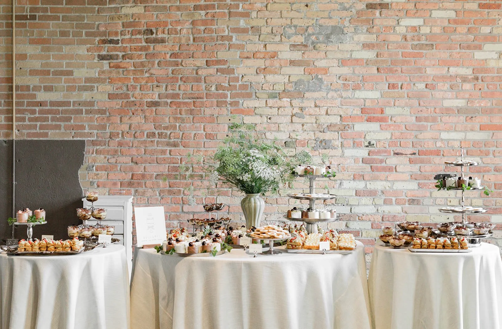 31-nicollet-island-pavilion-wedding-reception-laine-palm-minneapolis-event-planner-loui-photography.jpg