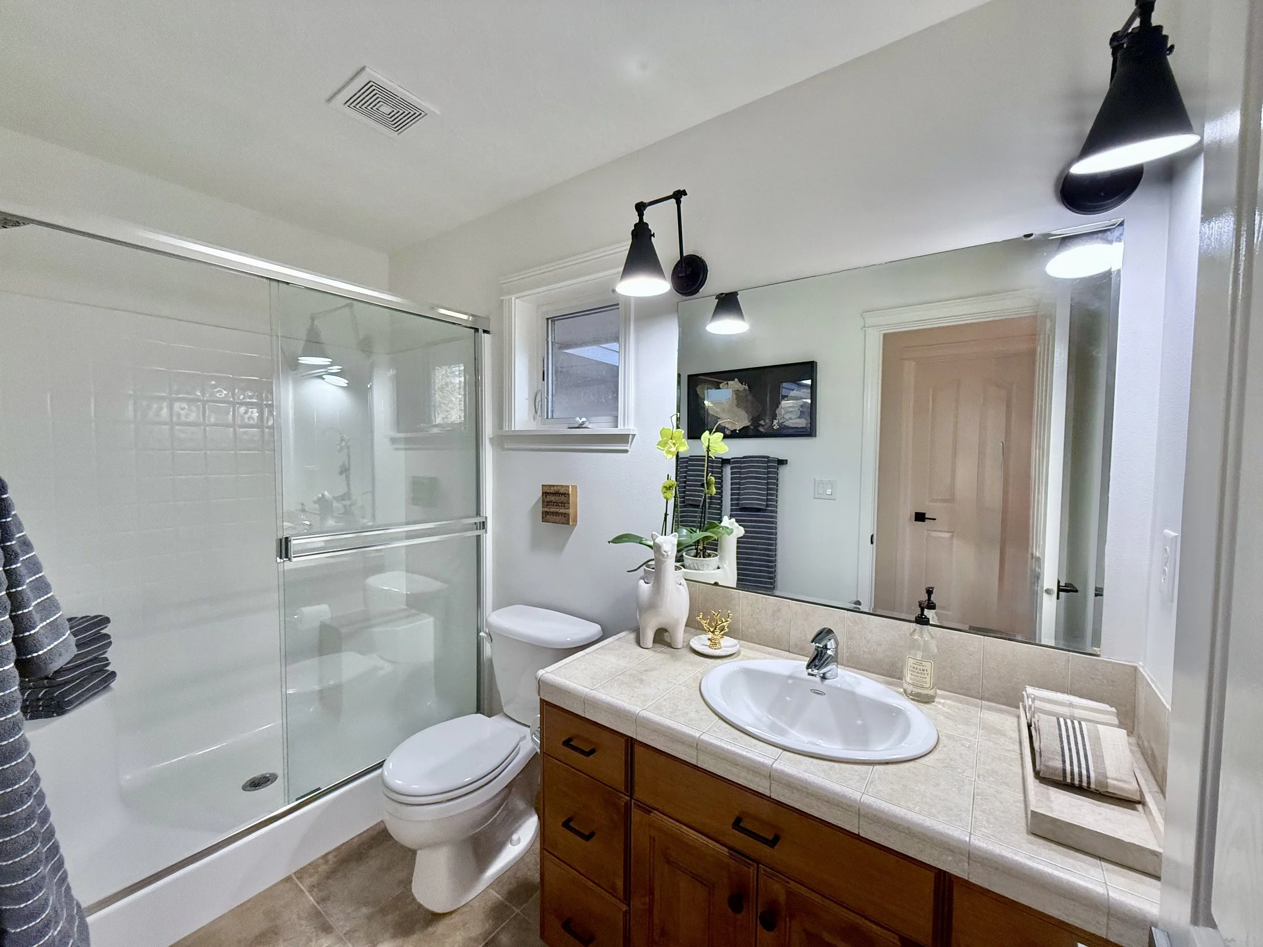 Upstairs - Bath 3 (En Suite Bath to Bedroom 5)