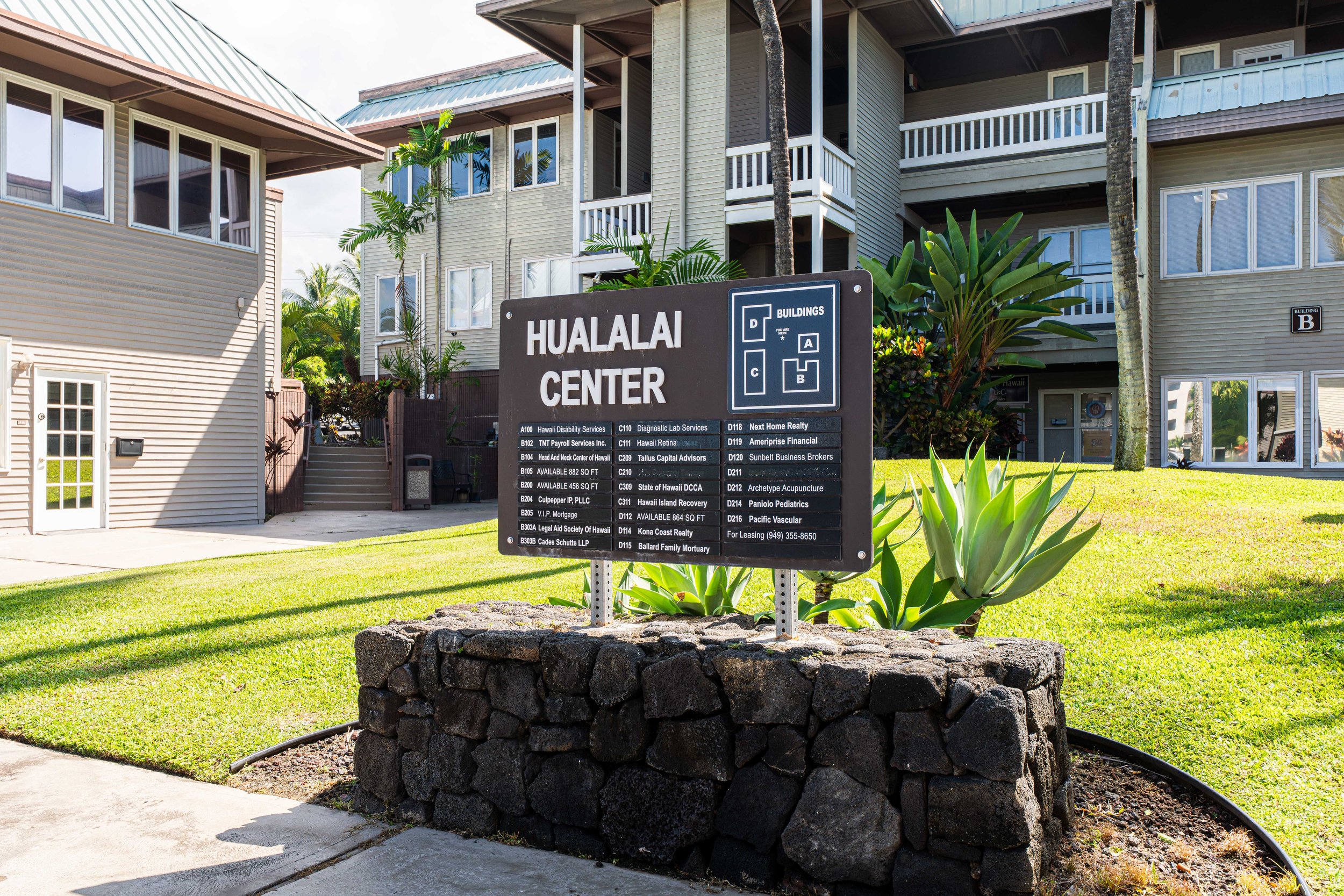 Exterior of the Hualalai Center in Kailua-Kona, home to the Head and Neck Center of Hawai‘i.