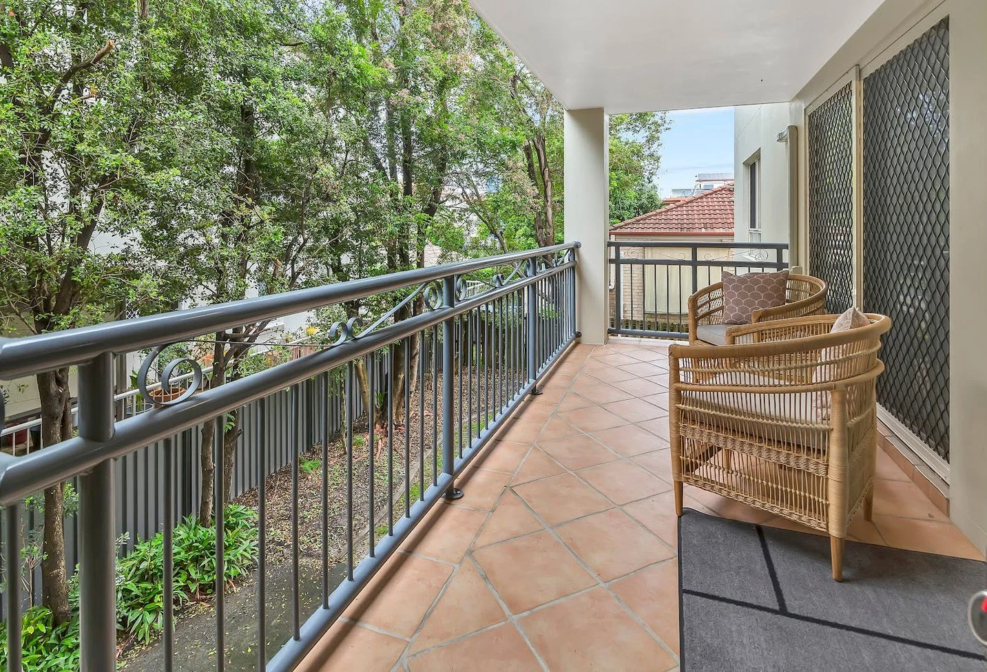 buyers-agent-biggera-waters-qld-4216-balcony.jpg