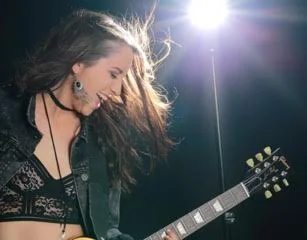 Kaylee Bell to open for the Dixie Chicks NZ show