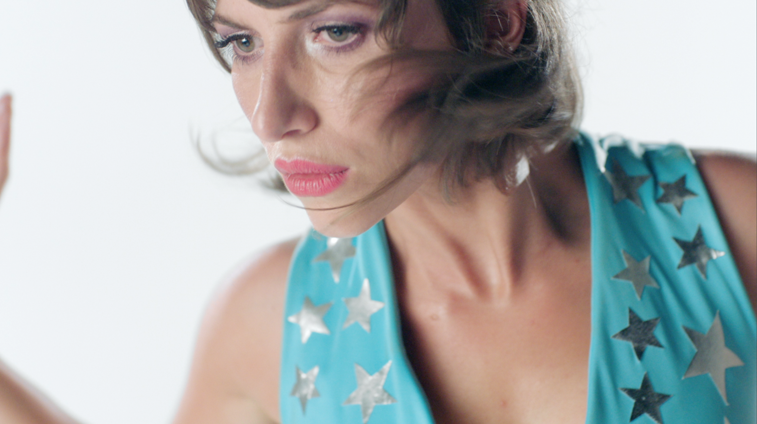 Aldous Harding shares music video for 'Blend'