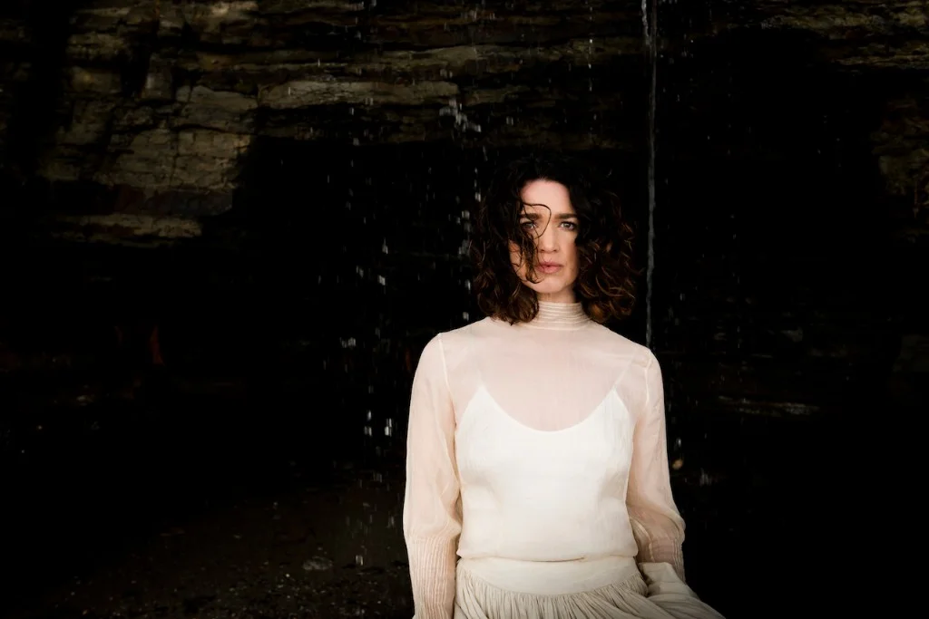 Julia Deans to release new single 'Walking In The Sun'
