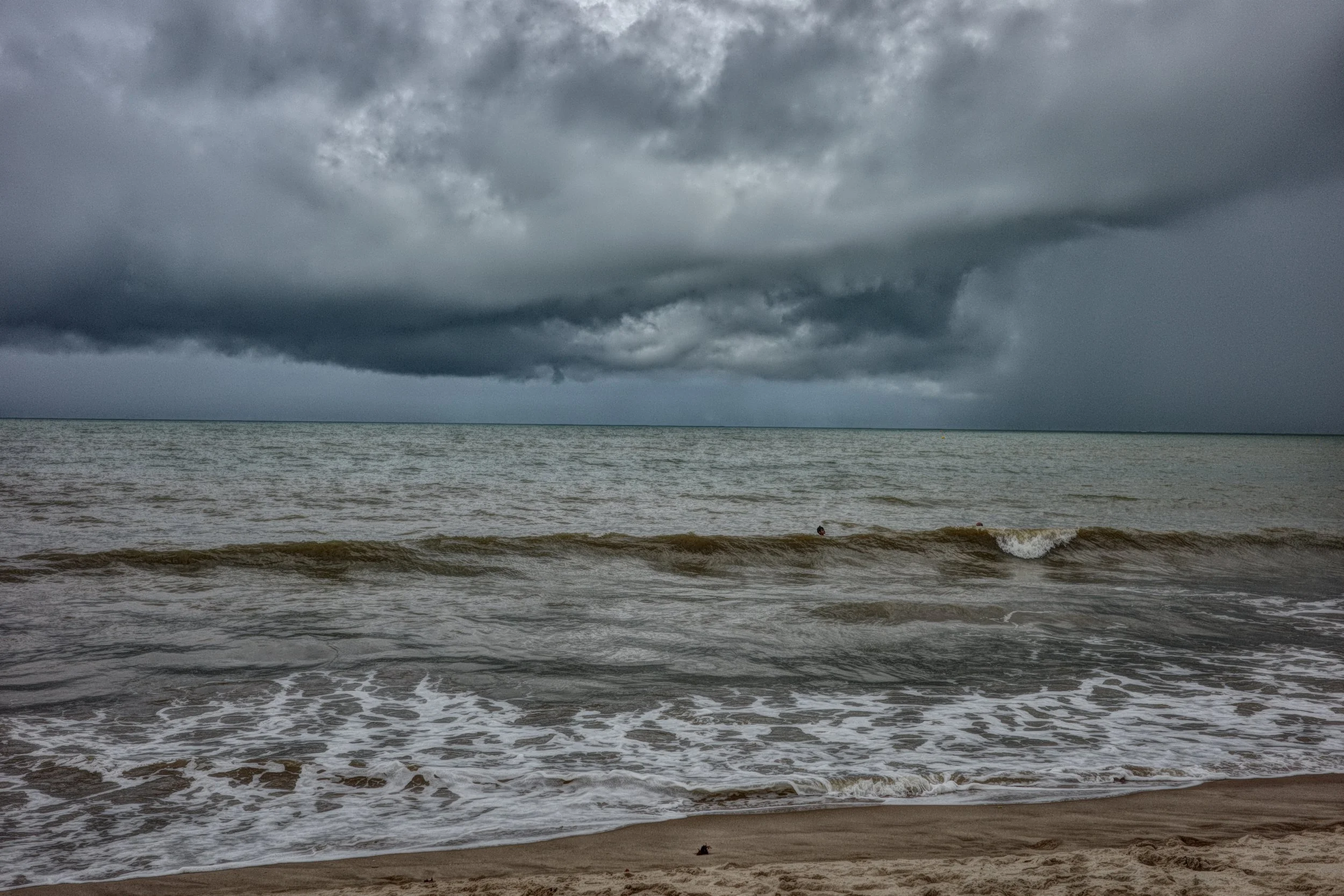 Manaíra — João Pessoa,  where the sea meets the storm.