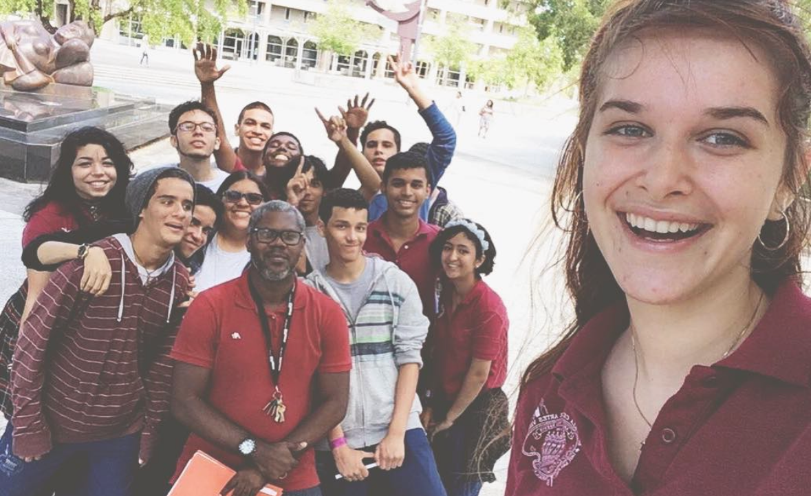Eva Luna Ortiz and classmates taking a selfie together with their art professor Abner Romero on a school field trip