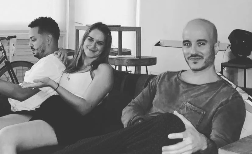 Eva Luna Ortiz sitting casually on a couch next to Willy Rodriguez of Cultura Profética.