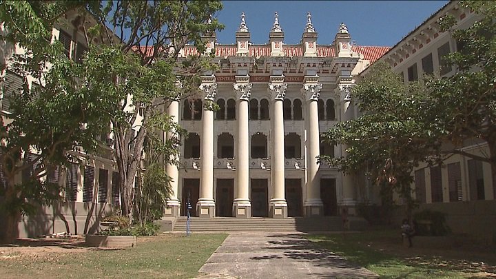 The front architectural entrance of la central de artes visuales