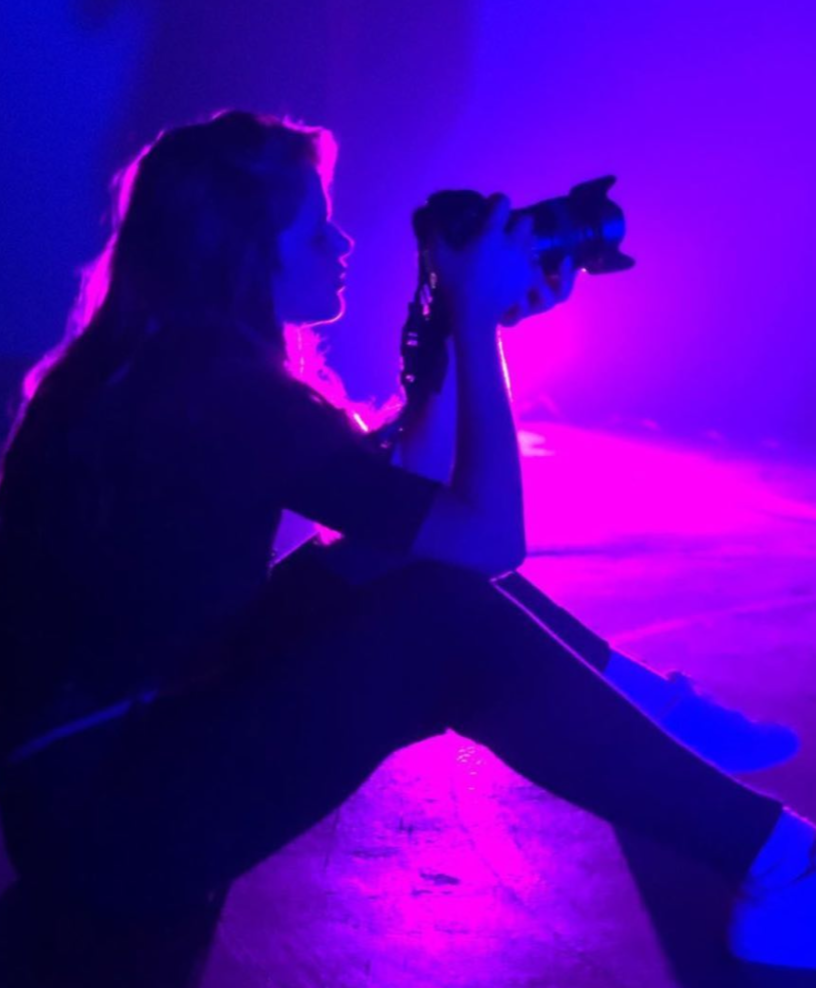 Eva Luna Ortiz filming on her DSLR on a lit set.