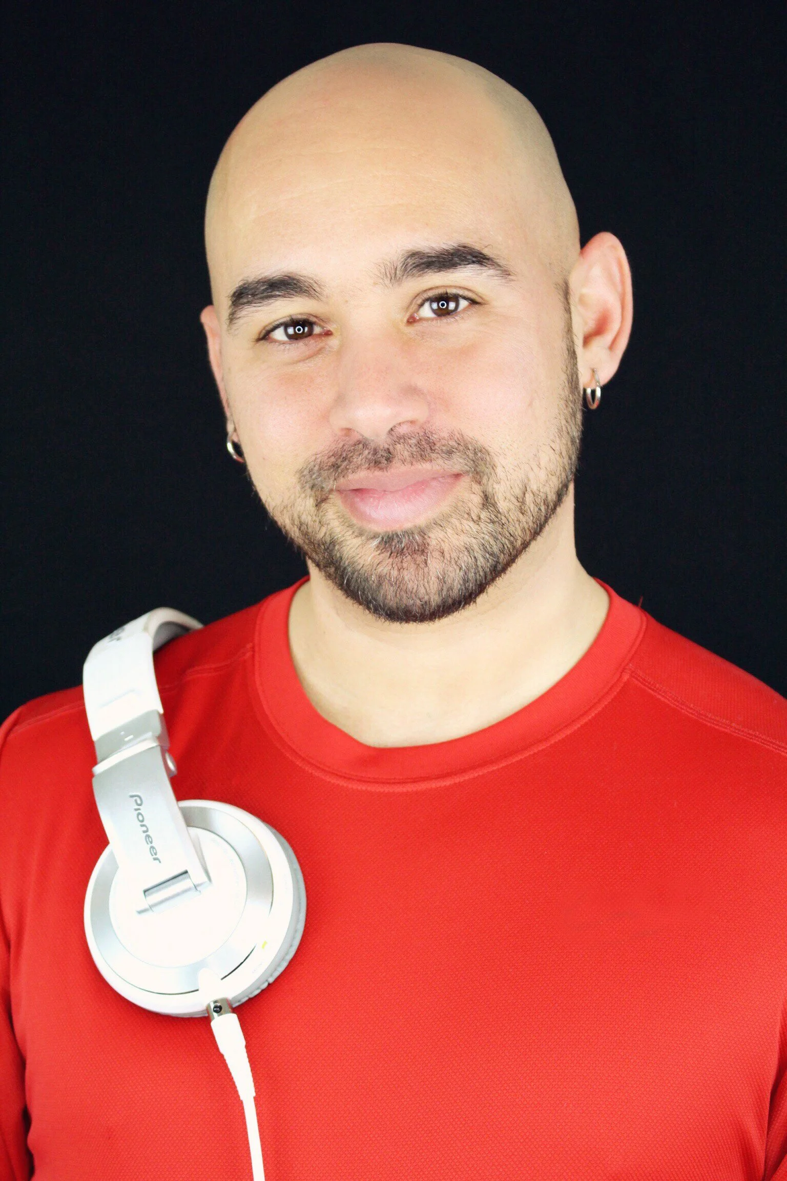 Savannah wedding DJ César Almodóvar with Pioneer headphones, providing high-end music and entertainment for weddings and events.