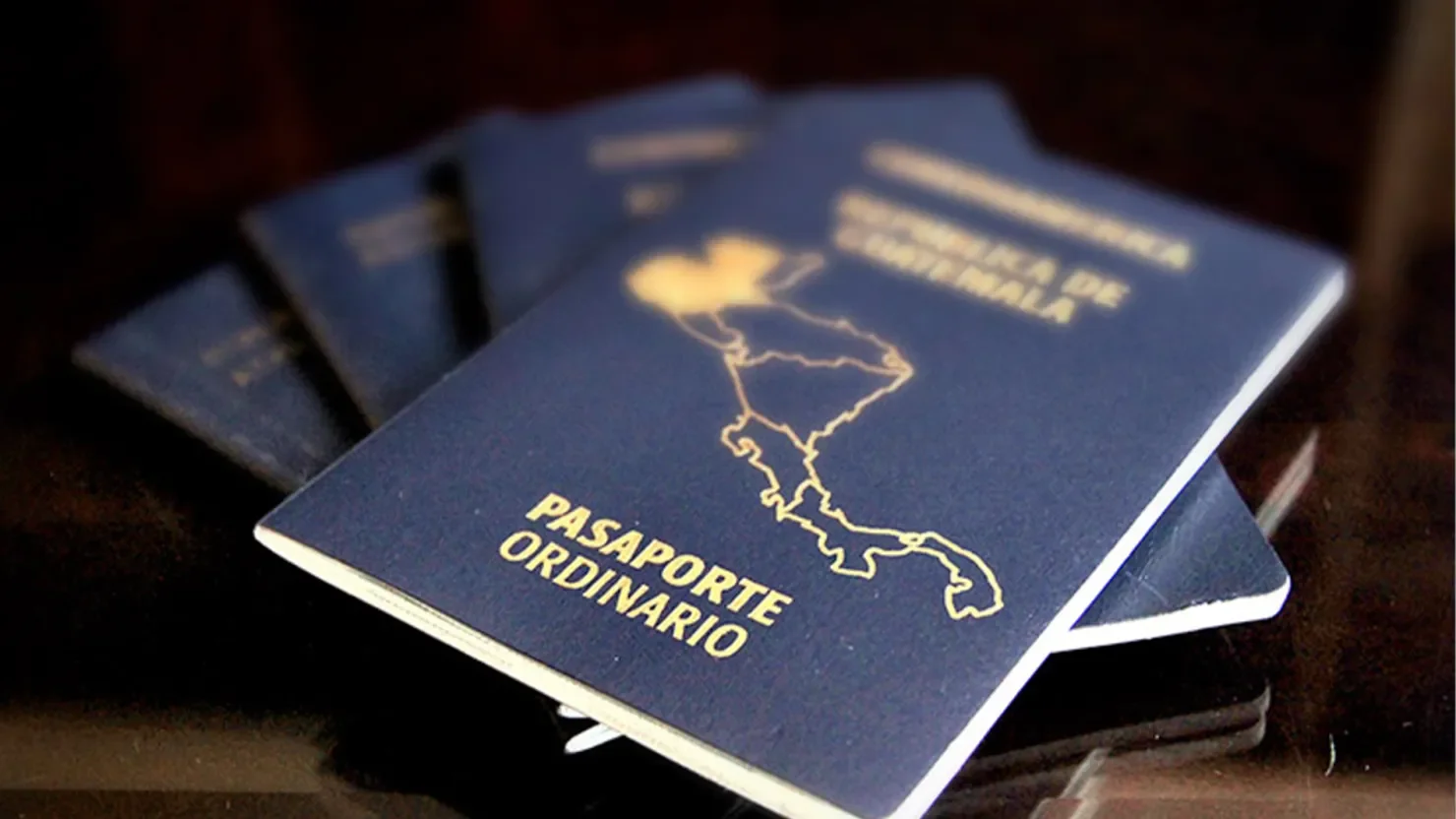 Varios pasaportes naciones con un mapa del continente americano en la cubierta.