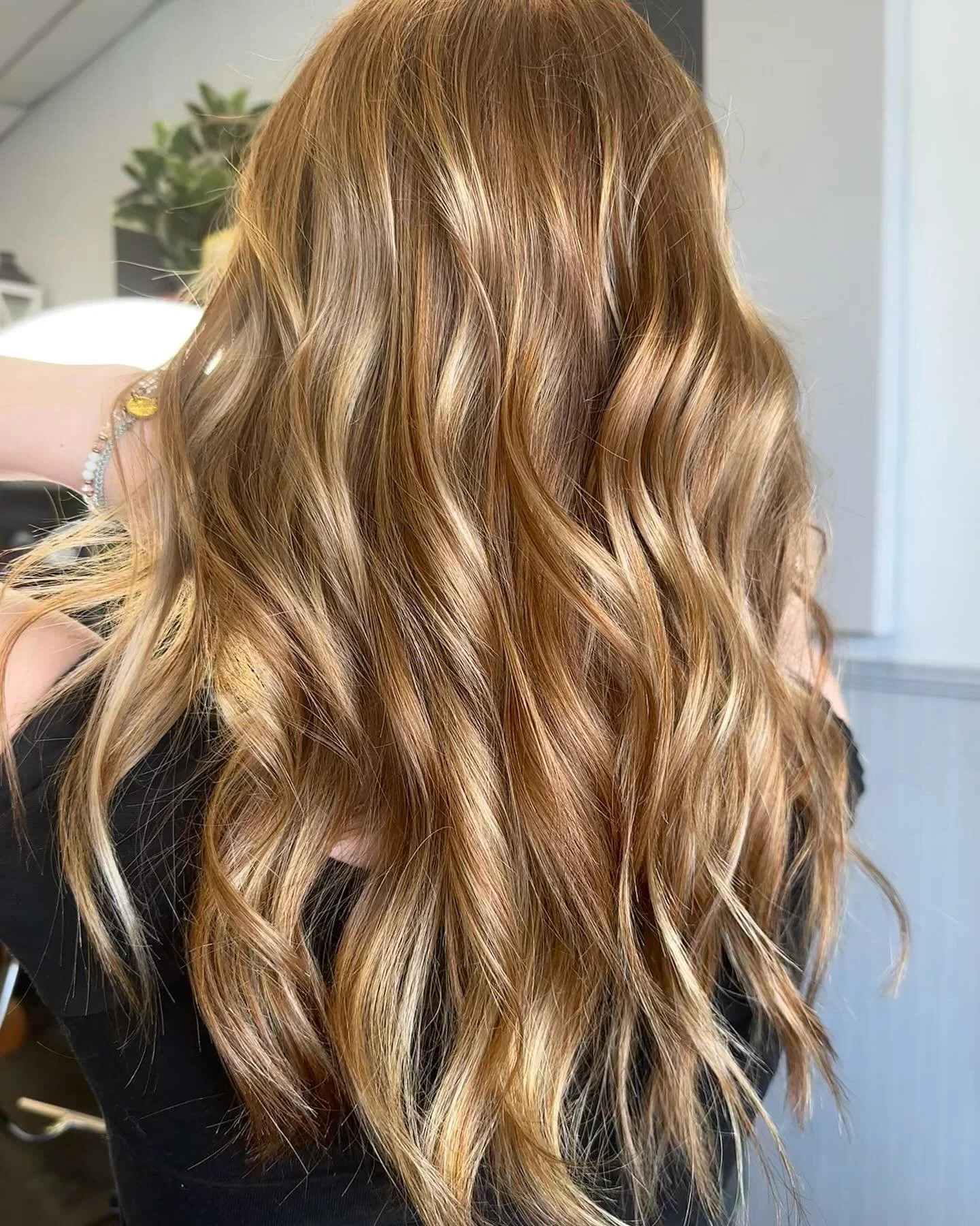 Confidence Booster 💁🏽&zwj;♀️ 

Enhanced her beautiful natural color with a lightened glow ✨

#757hairstylists #vbhair #757hairsalon