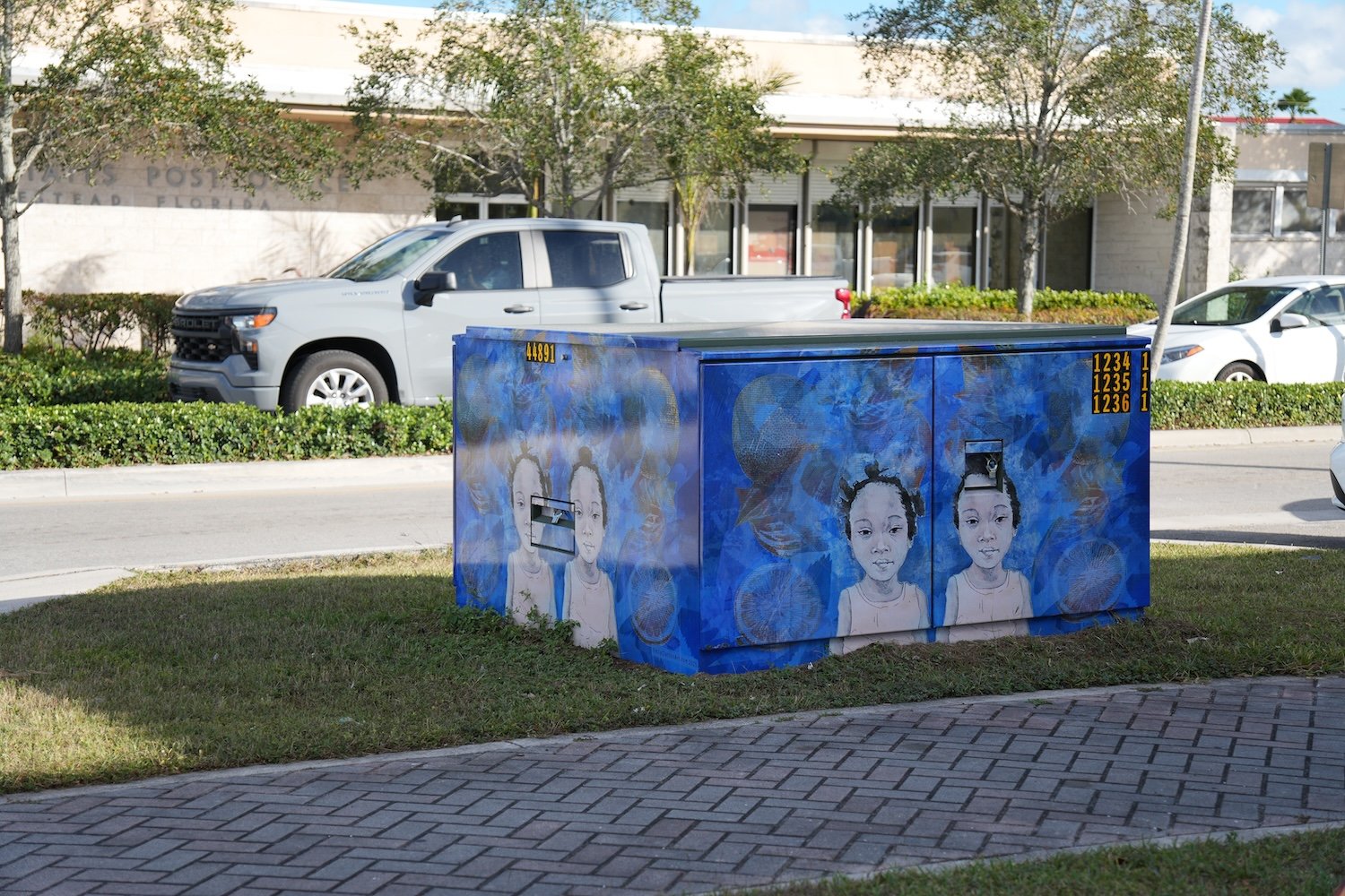 "Sisters" on an electric utility box, SW Washington Ave & Campbell Dr, across from the Homestead post office.