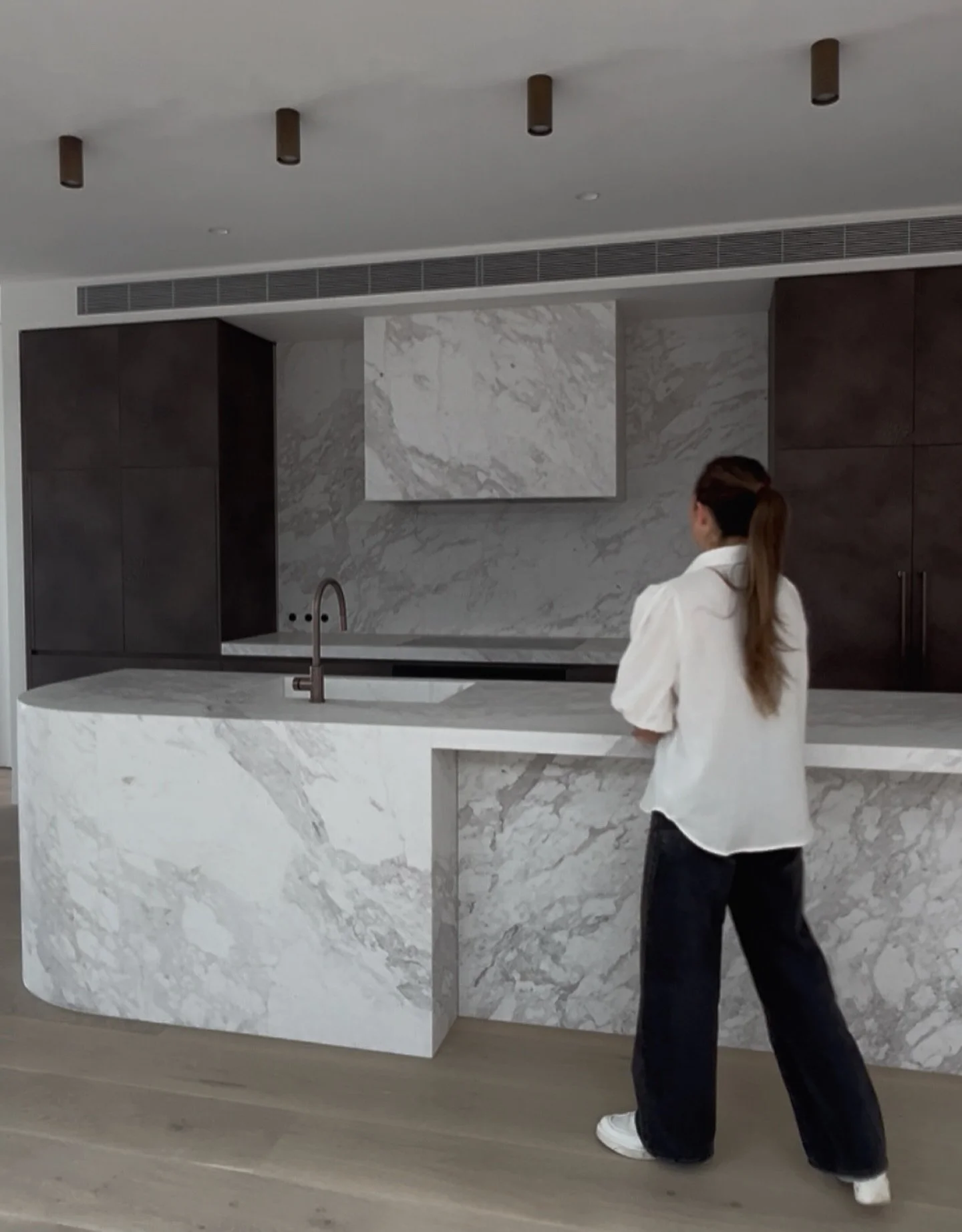 Handover is fast approaching at our Black Rock project, The Gordon. 

The striking Abstract Bronze joinery, Statue Bronze kitchen mixer and Iron ceiling lights contrast beautifully against the soft, bright stone and warm timber flooring. 

This kitch