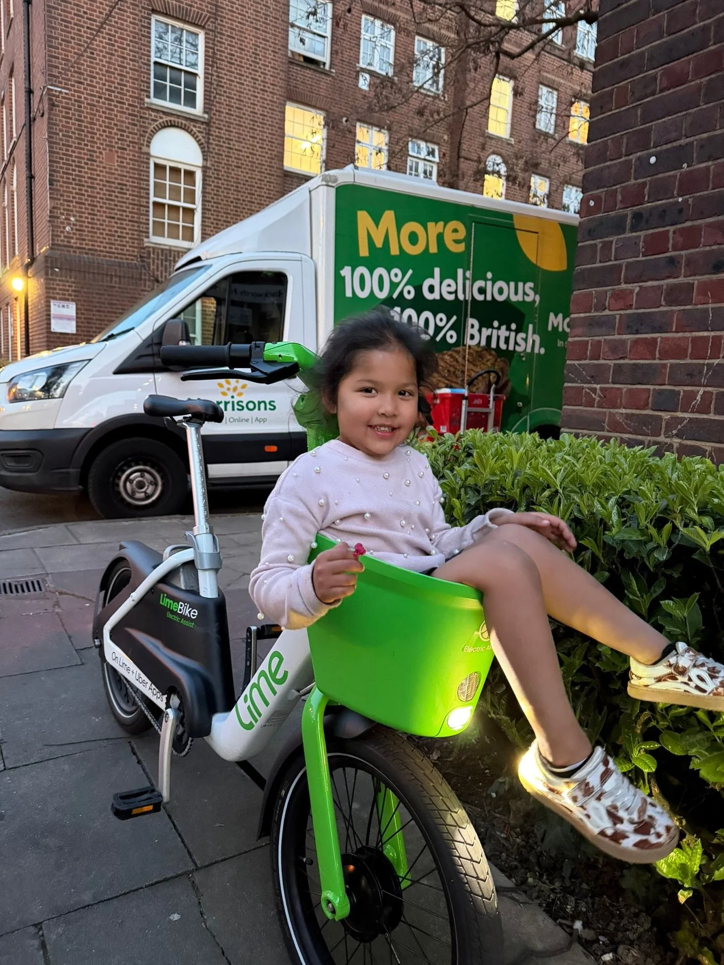 London girl = Estate living, commute by lime bike, team diversity and we love meeting new people. Let&rsquo;s go spring 2026 🫶🏻🫶🏻🫶🏻