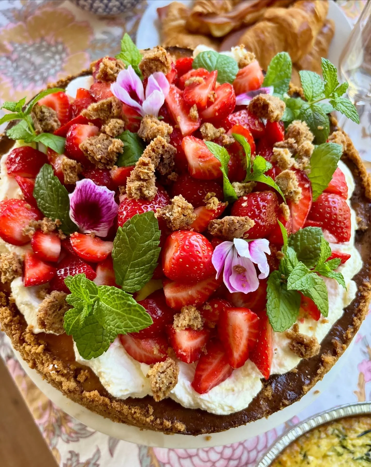 A roasted strawberry cheesecake 🍓🍰

It&rsquo;s a creamy ricotta cheesecake with bursts of strawberry and topped with a cinnamon crumble. 

Recipe is on my website. Link in my bio 👆🏻

#cheesecake #strawberrycheesecake #birthdaycake #summerdessert 