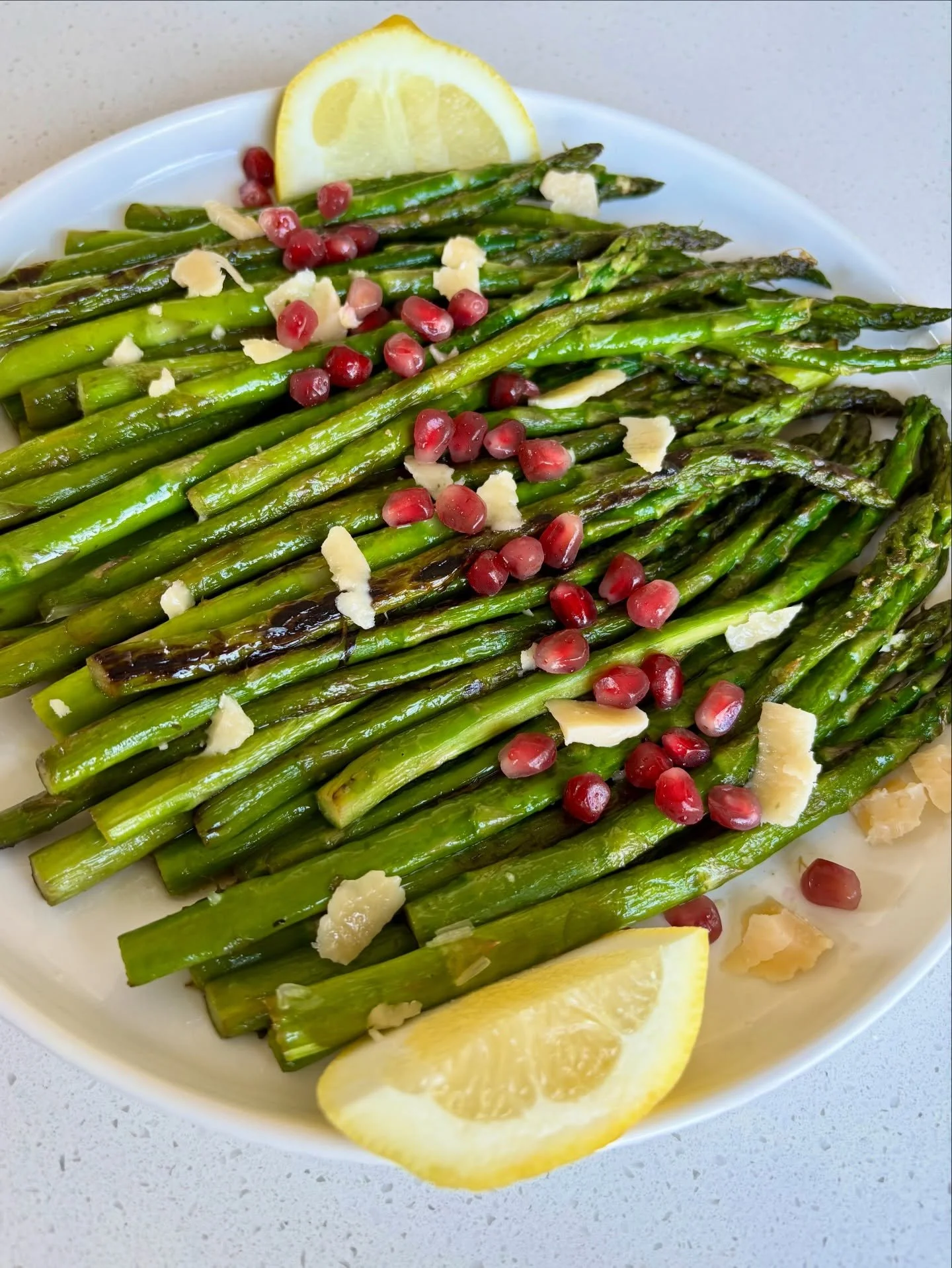 Lemon charred asparagus 🍋 the perfect side dish for a fresh and zesty veg on your plate 

Full recipe on my blog. Link in my bio 👆🏻

#asparagus #asparagusrecipe #charredasparagus #lemon #recipeoftheday