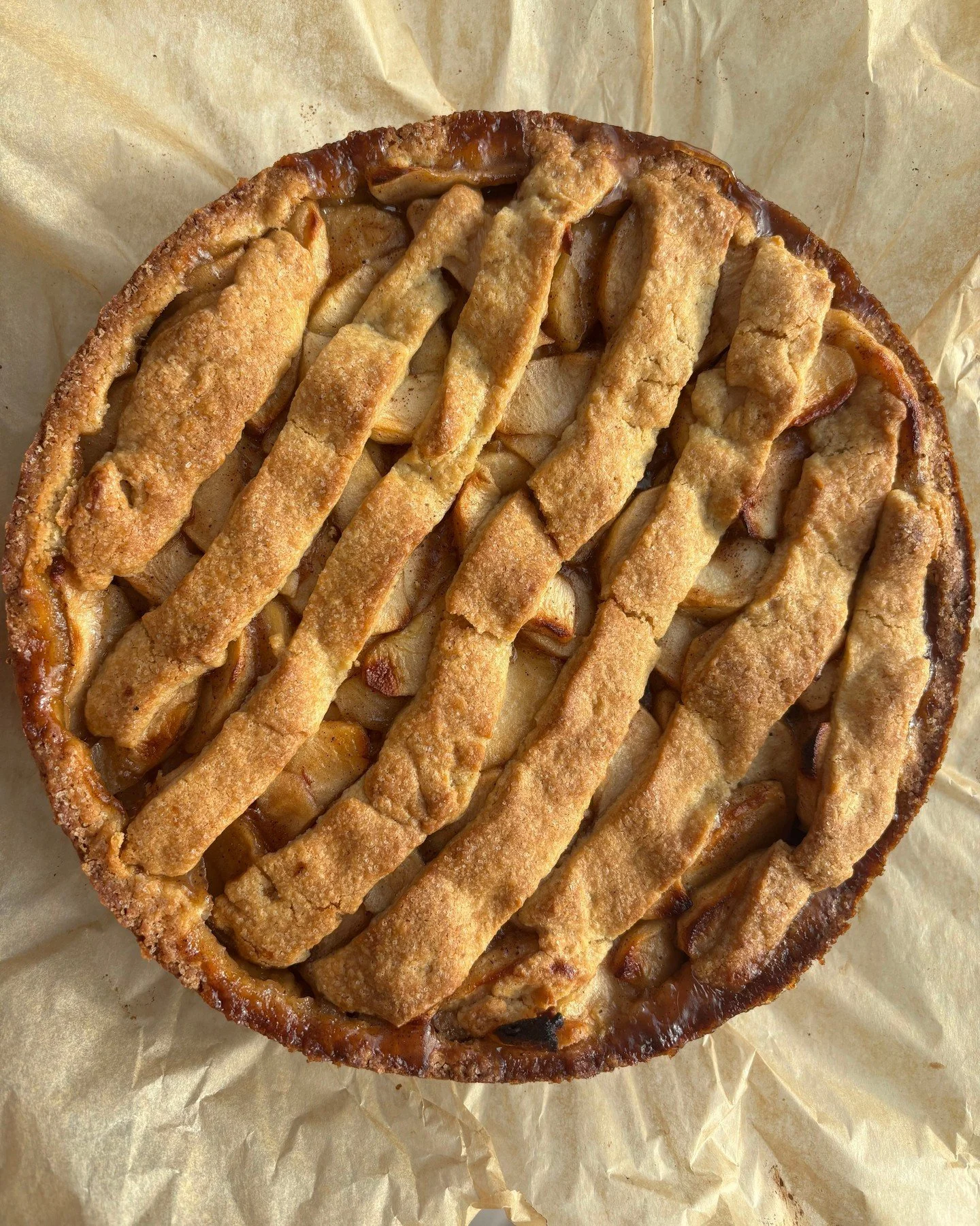Dutch Apple Pie 🍎 

It's buttery, crumbly, and filled with gooey spiced apples. Serve with a scoop of vanilla ice cream, or custard and try not to eat it all in one go

Link to the recipe is in my bio 👆️ 

#dutchapplepie #appledessert #pie #bakingr