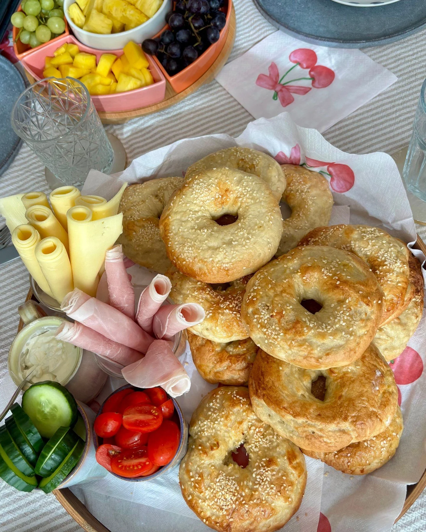 Bagels From Scratch 🥯 

They are soft on the inside, golden on the outside, and sprinkled with sesame seeds. They are perfect for a bunch party and pair great with cream cheese, ham, or cheese.

Link to the recipe is in my bio 👆️ 

#bagelrecipe #re
