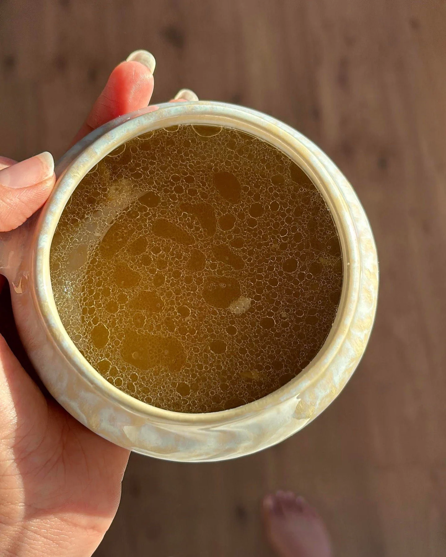 Beef Bone Broth 🦴 

It's warm, deeply nourishing, and full of health benefits. It's easy to make and great to sip on throughout the day to boost your collagen intake.

Link to the recipe is in my bio 👆️ 

#bonebroth #collagendrink #beefbonebroth #n